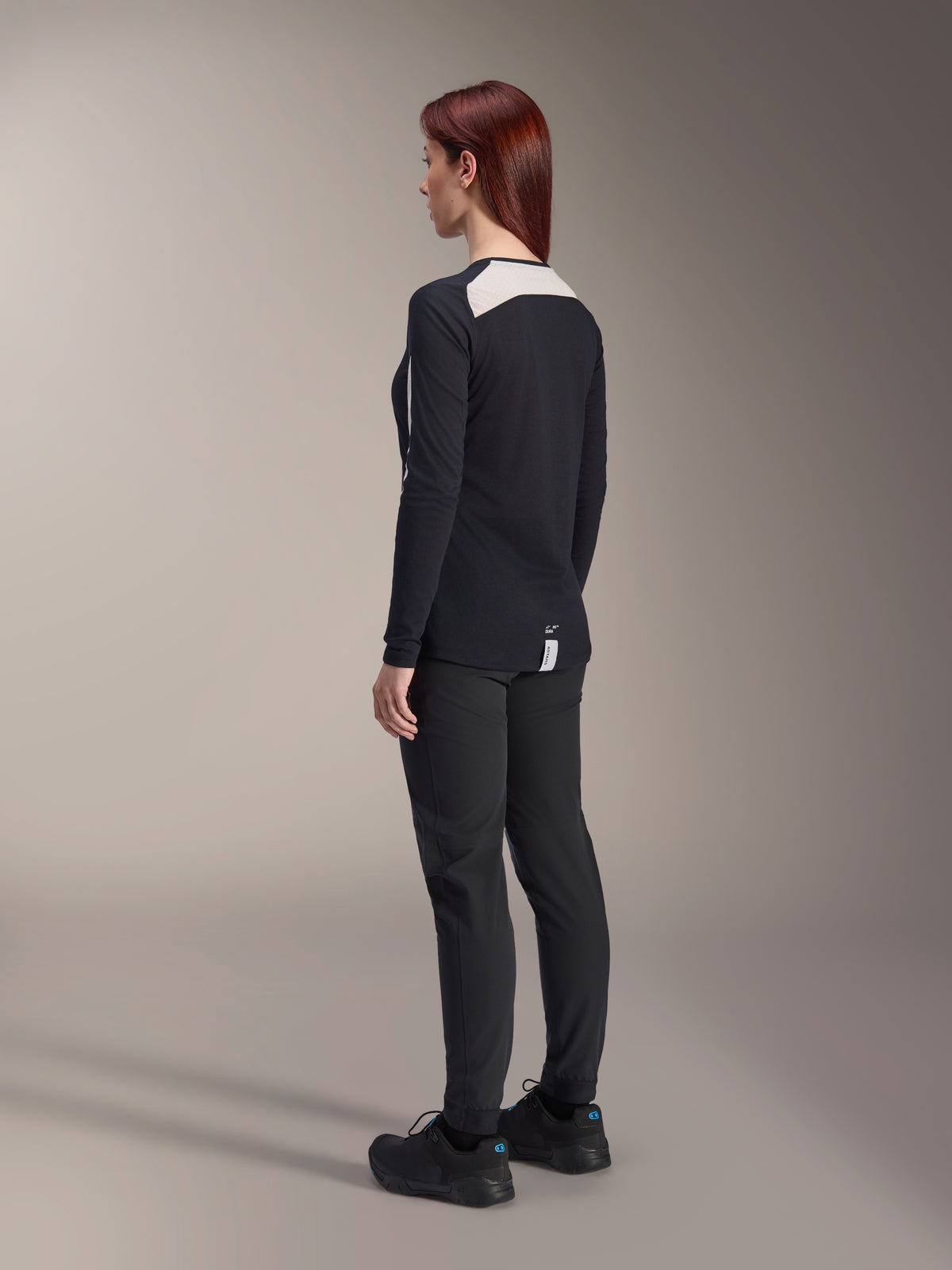 Camisola de manga comprida Alpinestars Stella A-Dura Dri Astar Feminina, preta, vista traseira com painel de malha branca na parte superior das costas e nos ombros, equipamento de alta performance para ciclismo de montanha