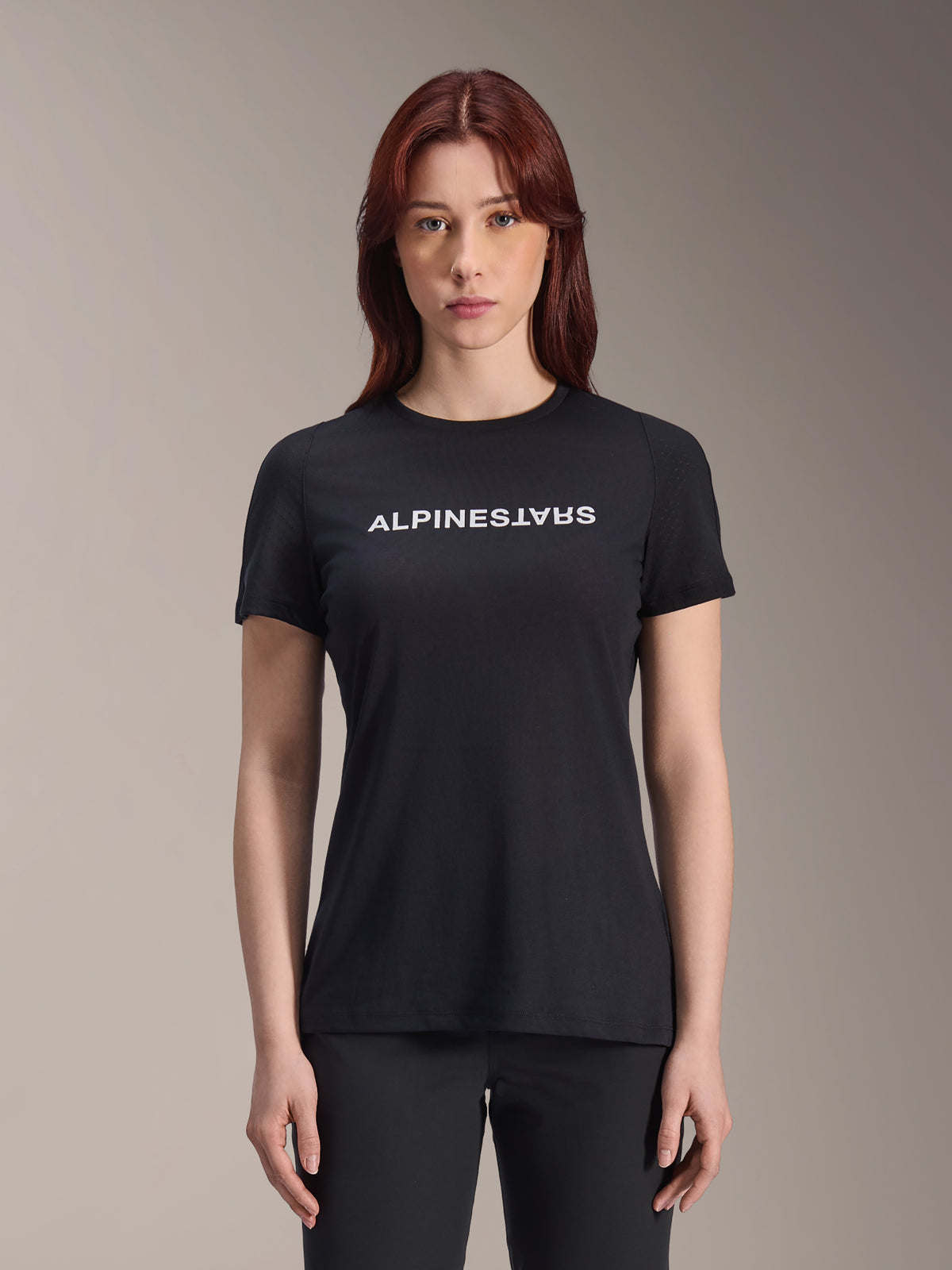 Alpinestars Stella A-Dura Dri Switch Jersey, camisola de BTT de manga curta para mulher, preta com logótipo Alpinestars branco no peito, corte de performance casual, tecido técnico com absorção de humidade para ciclismo de montanha