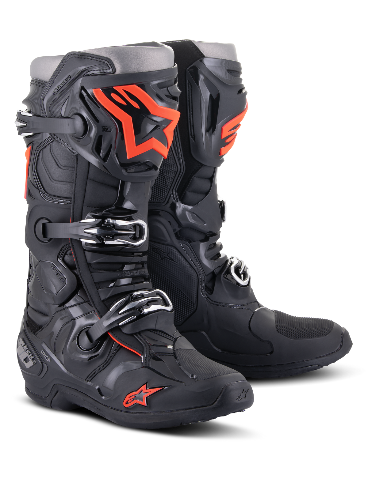 Botas Alpinestars Tech 10, botas de motocross, pretas e vermelho fluorescente, com um sistema de fecho de tripla fivela, concha técnica em TPU e logótipos cor-de-laranja vibrantes, calçado de proteção de nível profissional para corridas todo-o-terreno.