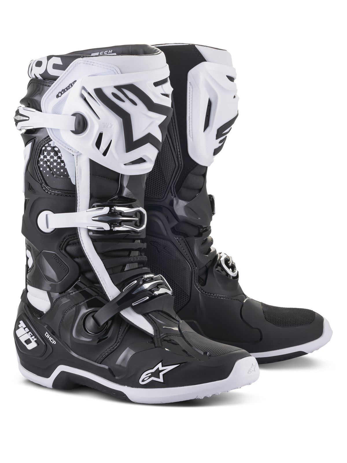 Botas de Motocross Alpinestars Tech 10, pretas e brancas, design de proteção de alto desempenho com caneleiras brancas, logótipos de estrela pretos, fivelas ajustáveis e proteção de calcanhar DHCP, solas texturizadas robustas para corridas todo-o-terreno