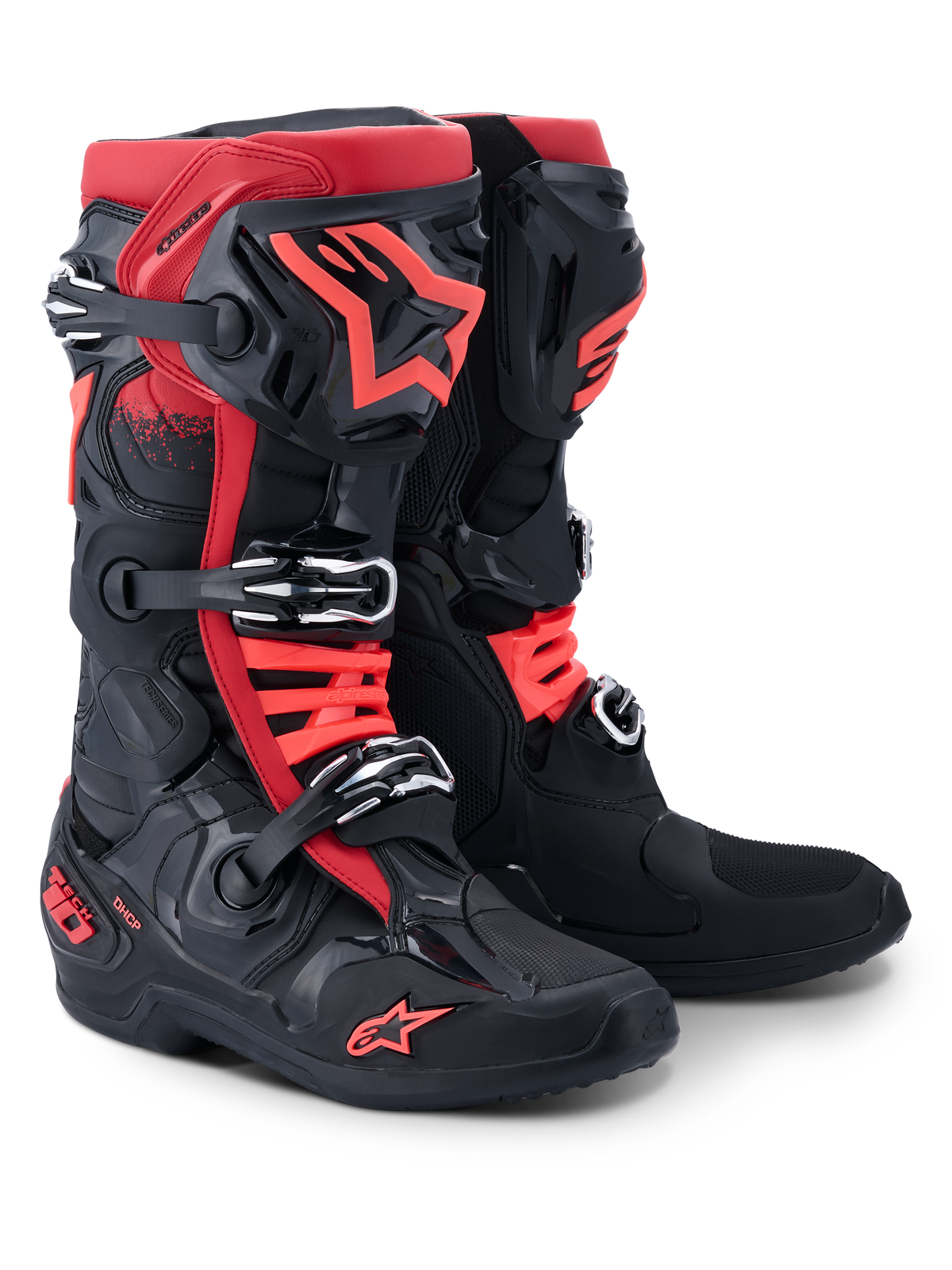 Botas Alpinestars Tech 10, botas de motocross, pretas e vermelhas, com sistema de fecho de fivela tripla, logótipo da estrela Alpinestars vermelho na canela e na biqueira, marca DHCP no calcanhar, design de proteção de nível profissional para competição todo-o-terreno