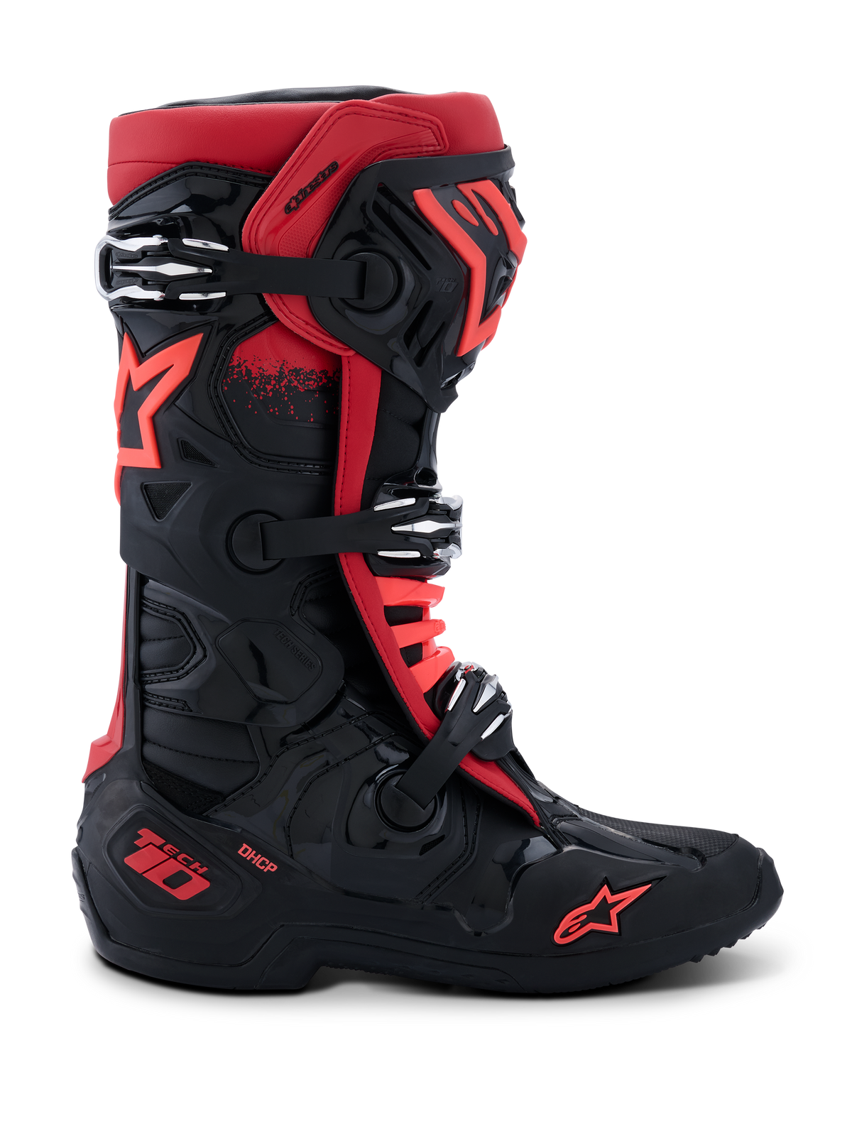 Botas Alpinestars Tech 10, botas de motocross, pretas e vermelhas, vista de perfil lateral, três fivelas de alumínio prateadas, logótipo de estrela vermelha no lado e no tornozelo, marca da tecnologia DHCP no calcanhar, chassis protetor reforçado para corridas todo-o-terreno.