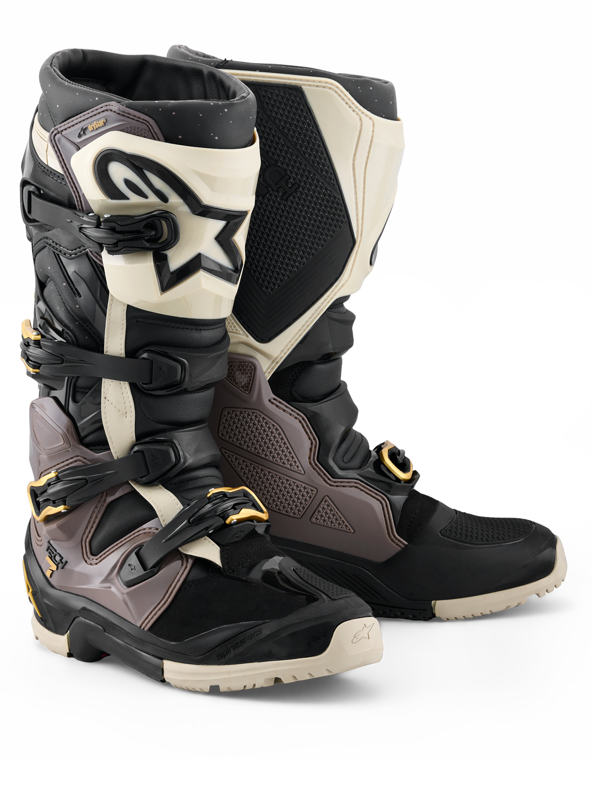 Botas Alpinestars 2026 Tech 7 Enduro Drystar®, botas de motocross e enduro, pretas, cinzento escuro e dourado, com estrutura robusta em TPU, fivelas de alumínio de libertação rápida com detalhes dourados e placa de canela branca com logótipo preto, concebidas para durabilidade em todo-o-terreno