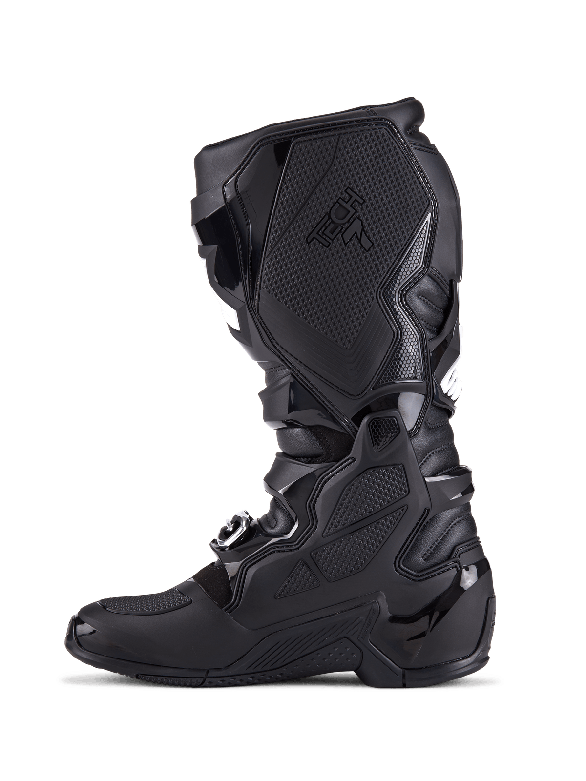 Botas Alpinestars Tech 7, botas de motocross, totalmente pretas, vista de perfil lateral mostrando placas de proteção em TPU, sistema de fecho com fivelas e painéis de aderência texturizados, calçado profissional para todo-o-terreno