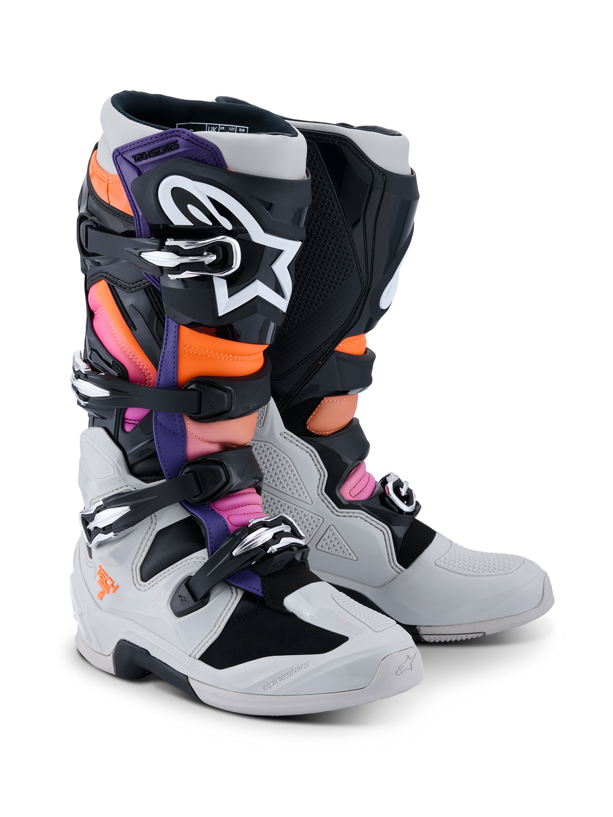 Botas Alpinestars Tech 7, botas de motocross, pretas, cinzento claro, laranja fluo e magenta, com sistema de fecho multi-fivela, estrutura de TPU reforçada e logótipo de alto contraste, concebidas para competição off-road profissional e proteção.