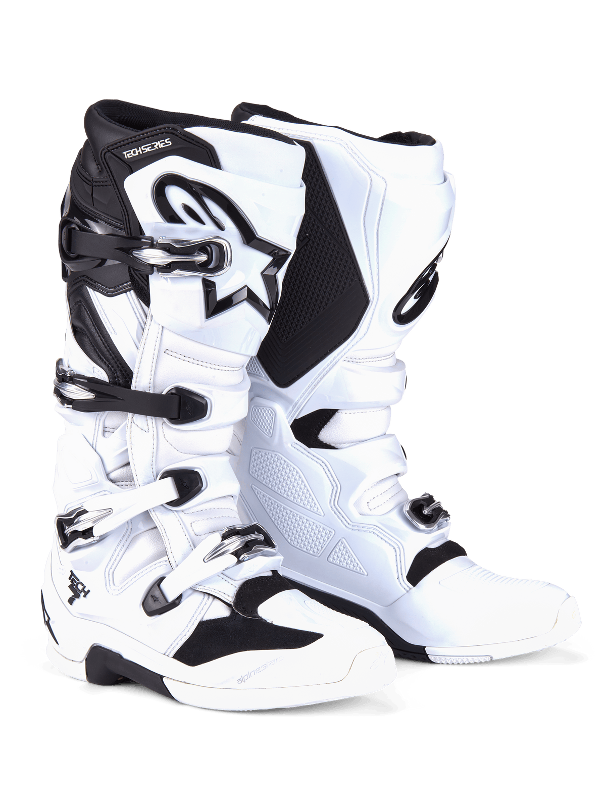 Botas Alpinestars Tech 7, botas de motocross, em branco e preto, com sistema de fecho de quatro fivelas com detalhes prateados e pretos, logótipo Alpinestars proeminente na canela e painéis de TPU reforçados para proteção em todo-o-terreno.