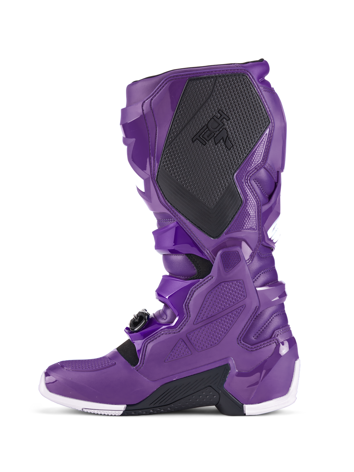 Botas Alpinestars Tech 7, botas de motocross roxas, vista de perfil lateral mostrando proteção de panturrilha preta texturizada com a marca TECH 7, estrutura em TPU roxo, sistema de fivela seguro e detalhes brancos na sola, calçado especializado para todo-o-terreno