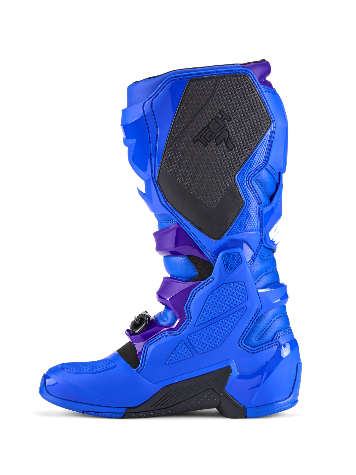 Botas de Motocross Alpinestars Tech 7, azul, vista de perfil lateral, com proteção TPU reforçada, grande painel de aderência medial preto texturizado com a marca TECH 7, detalhes das correias em roxo escuro e secções da sola em preto durável