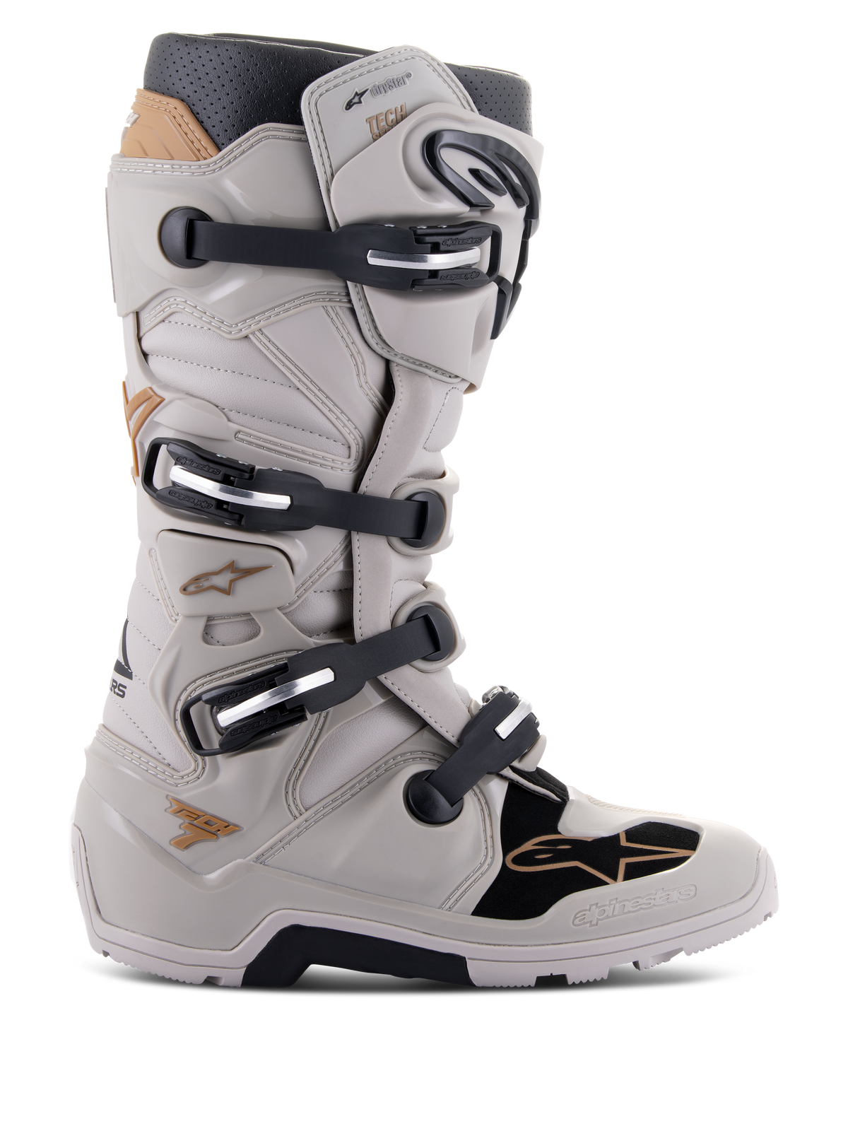 Botas Alpinestars Tech 7 Enduro Drystar, botas de motociclismo de enduro impermeáveis, cinzento areia e preto com detalhes dourados, sistema de fecho de quatro fivelas, placas de proteção em TPU, sola robusta para aderência em todo-o-terreno