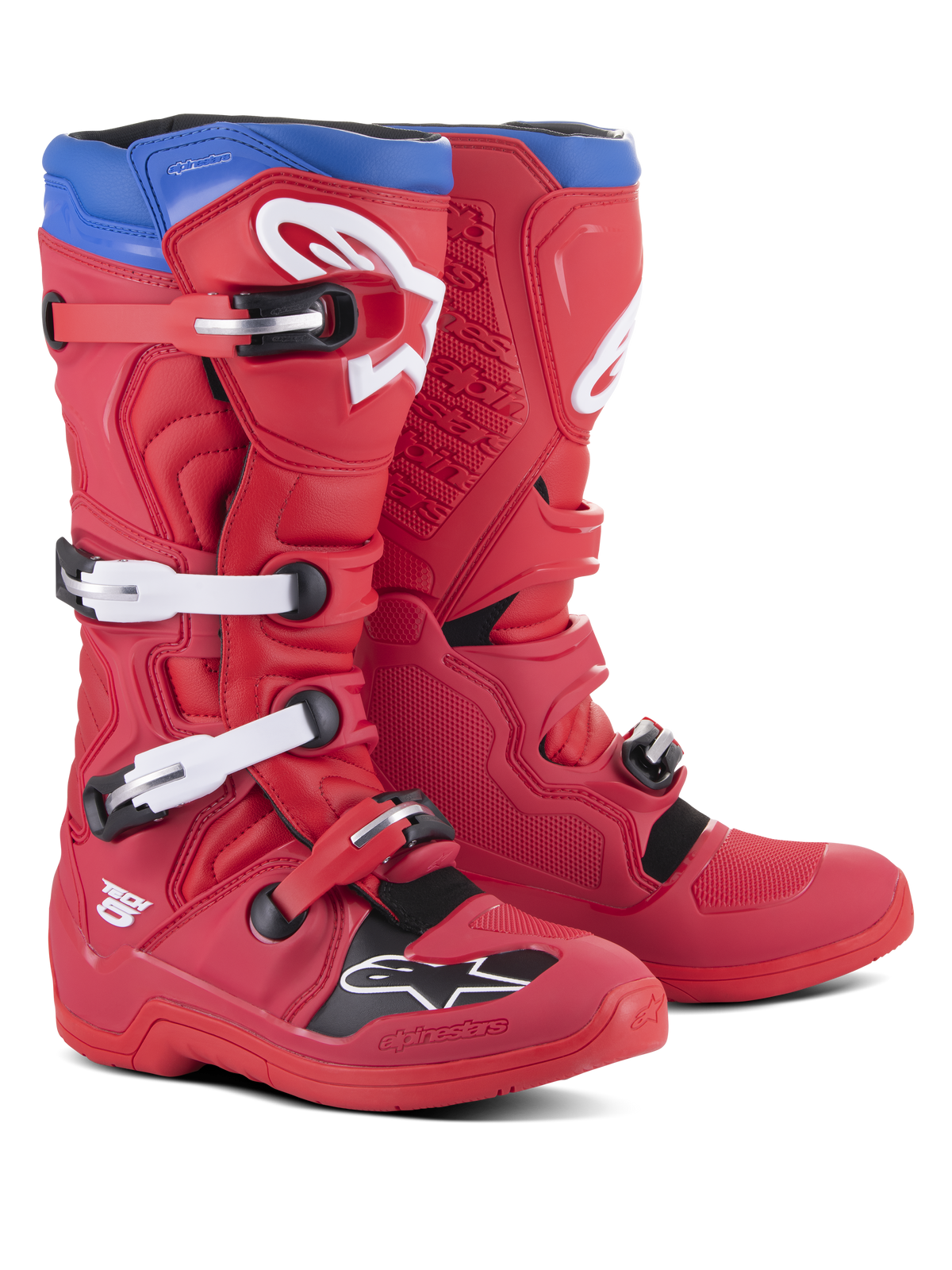 Botas Alpinestars Tech 5, botas de motocross, vermelho brilhante e azul alpino, com quatro fivelas brancas ajustáveis, logótipo Alpinestars branco na canela e na biqueira, cano superior azul e painéis de proteção pretos, concebidas para performance e durabilidade em todo-o-terreno