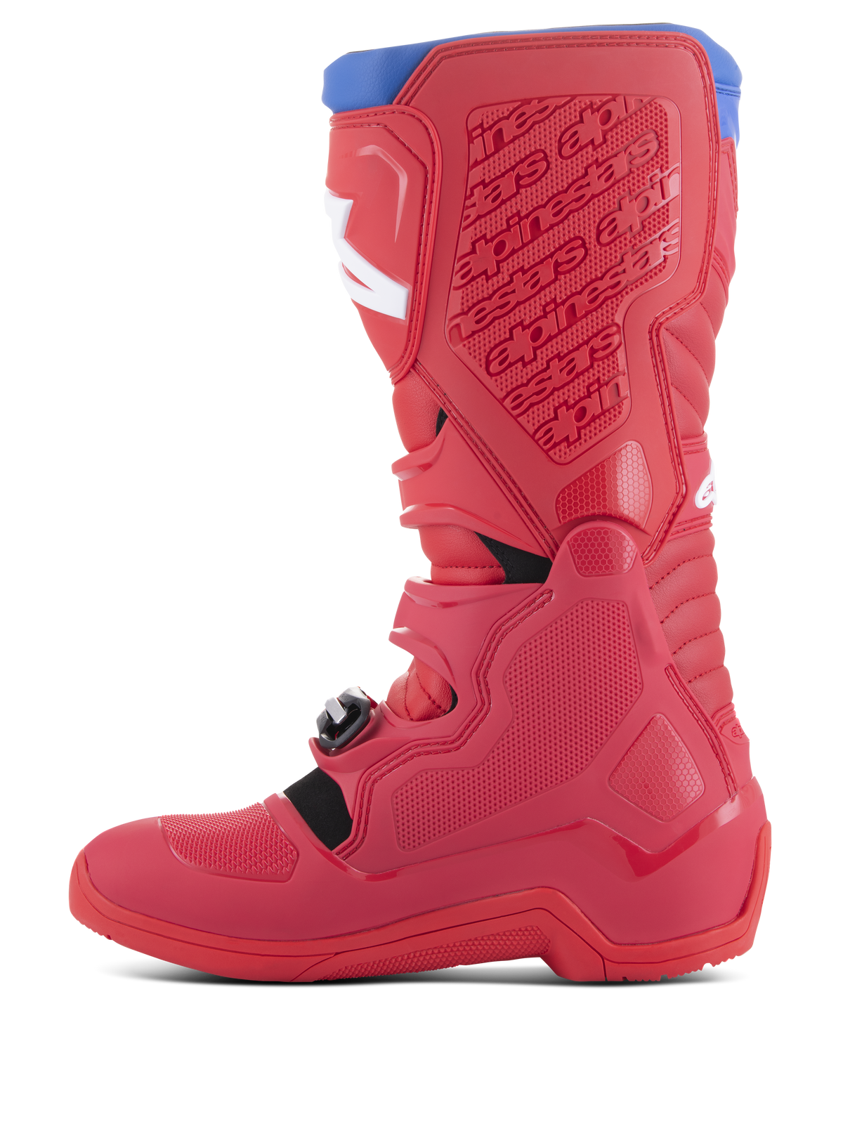 Botas Alpinestars Tech 5, botas de motocross, vermelho brilhante e vermelho escuro com detalhes em azul alpino, vista lateral mostrando construção multi-painel, placas de polímero protetoras, logótipos brancos e sistema de fivelas para condução todo-o-terreno