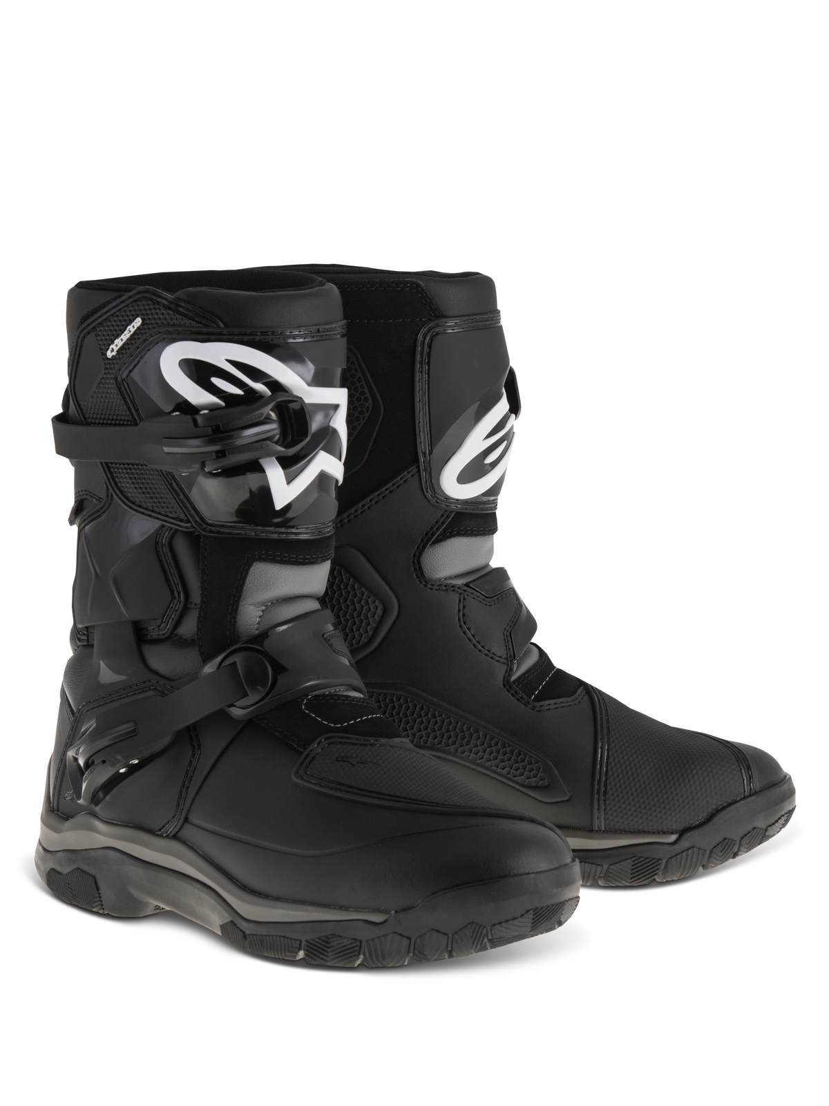 Botas Alpinestars Belize Drystar®, botas de motociclismo Adventure Touring, pretas, design de cano baixo com sistema de fecho de fivela dupla, placa de canela em TPU com logótipo Alpinestars branco, sola robusta em borracha vulcanizada para utilização em estrada e trilhos