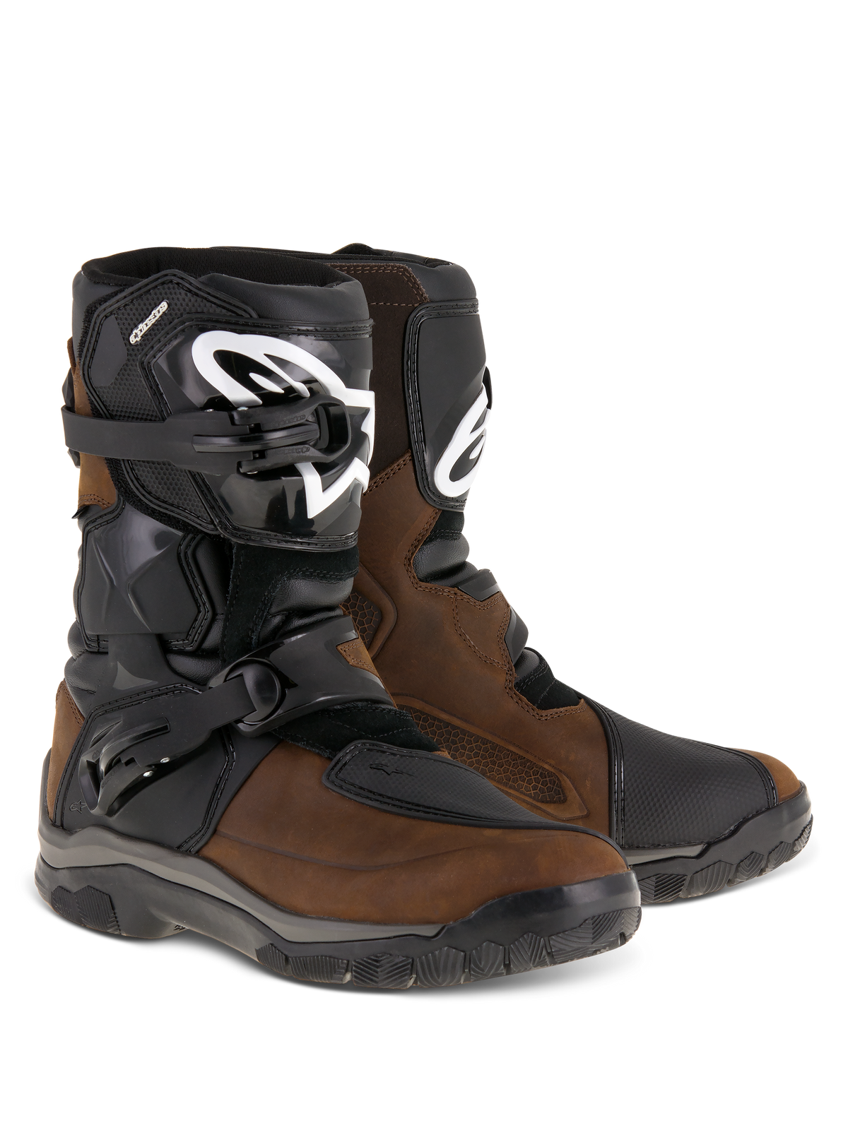 Botas Alpinestars Belize Drystar®, botas de motociclismo de aventura, castanho oleado e preto, com design de cano baixo e fivelas laterais duplas, placa de canela em TPU preto com logótipo Alpinestars branco e solas de borracha vulcanizada robustas.