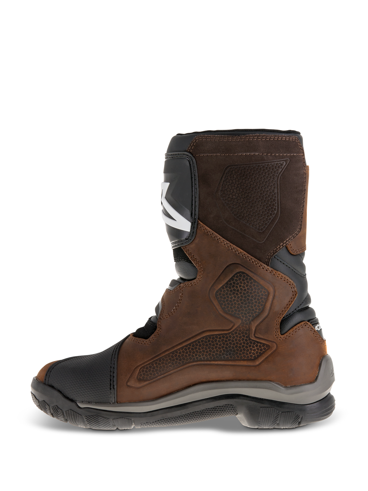 Botas Alpinestars Belize Drystar®, botas de motociclismo de cano curto para turismo de aventura, couro castanho oleado com detalhes pretos e cinzentos, mostrando o lado medial com um grande painel de aderência texturizado por prensa térmica, placa de canela em TPU e sola de borracha vulcanizada robusta