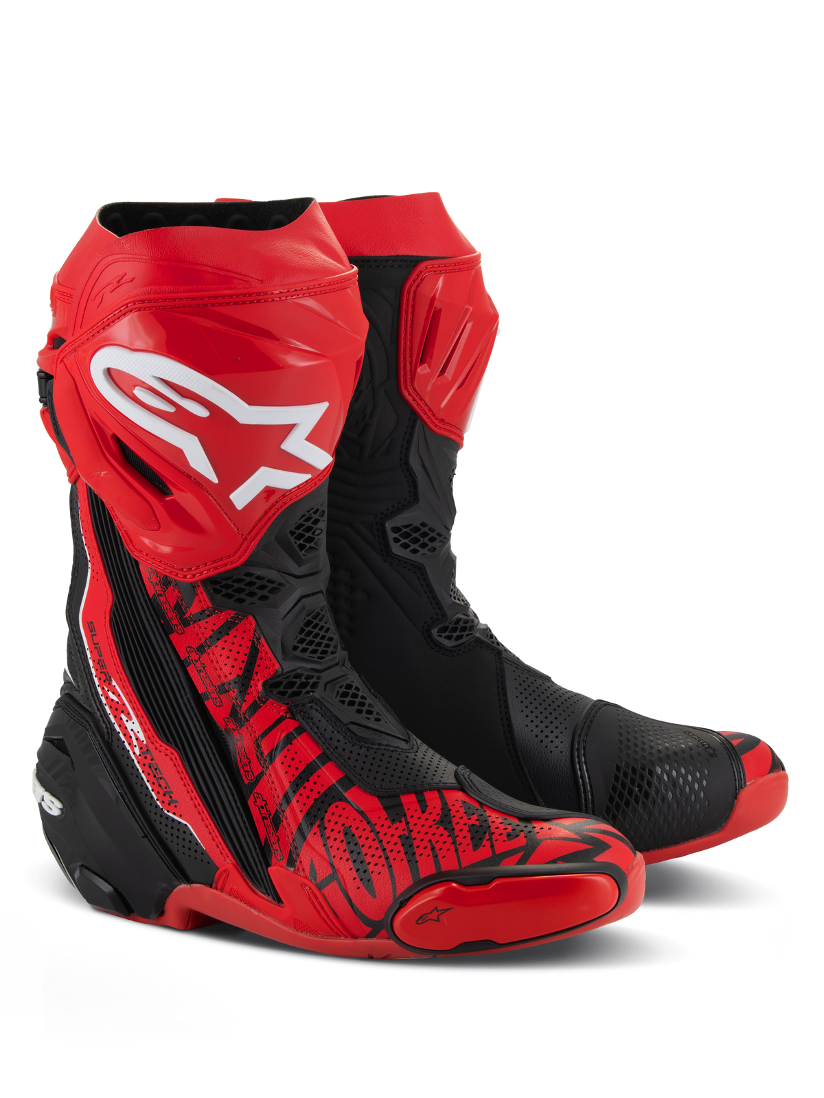 Alpinestars Supertech R LE Pecco Bagnaia Vented Boots, botas de motociclismo de corrida, vermelhas e pretas, com um grande logótipo Alpinestars branco na canela, perfurações extensas para circulação de ar e gráficos vermelhos na biqueira e lateral