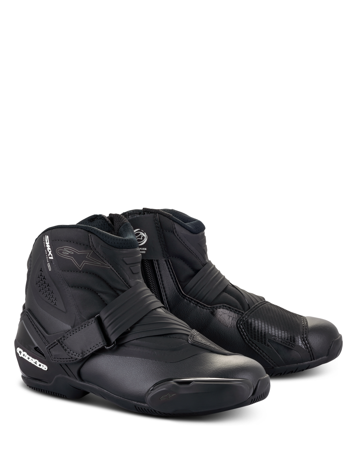 Alpinestars Stella SMX-1 R V2 Boots, botas de motociclismo femininas de cano baixo, pretas, com parte superior em microfibra, contraforte do calcanhar e protetor de mudanças em TPU, fecho com alça e perfil aerodinâmico desportivo.