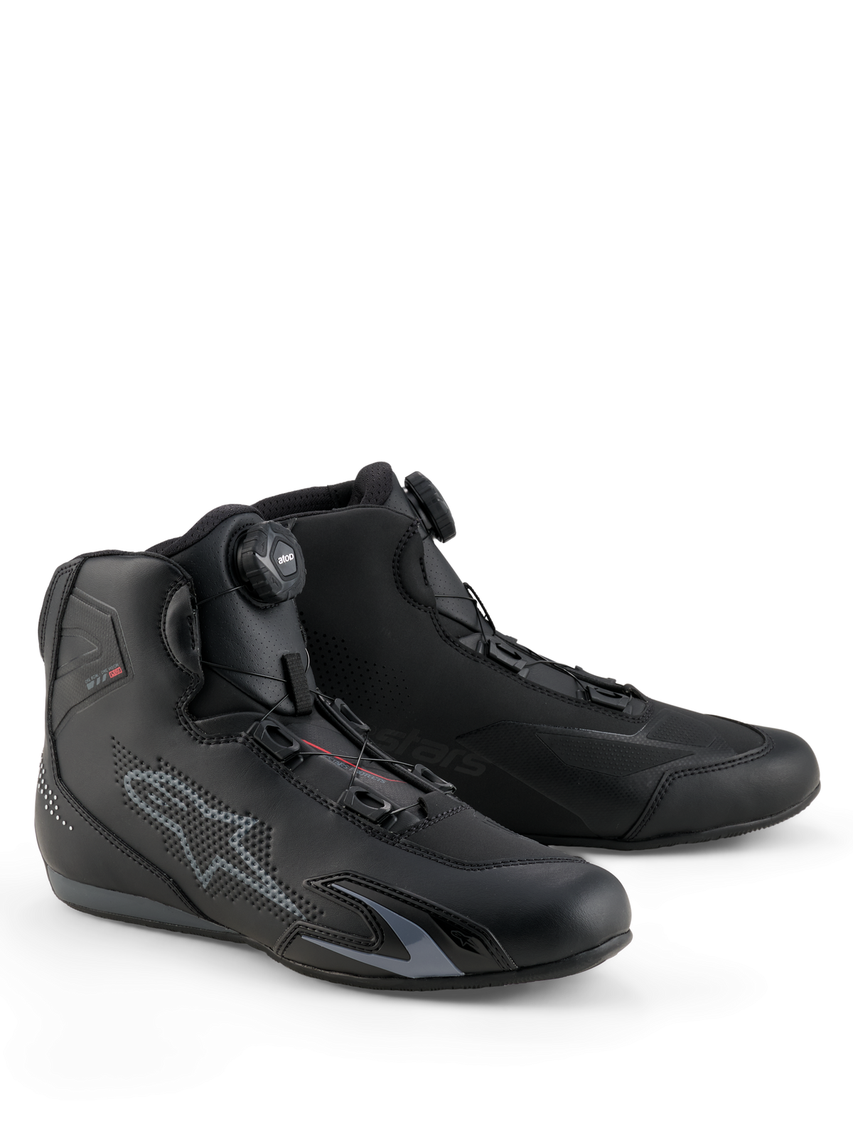 Alpinestars Celer Shoes, sapatos de motociclismo, preto e cinzento escuro, com Sistema de Fecho Rotor integrado para um ajuste de precisão, construção em microfibra técnica com logótipo de estrela perfurado, design desportivo de perfil baixo para corrida e condução em estrada