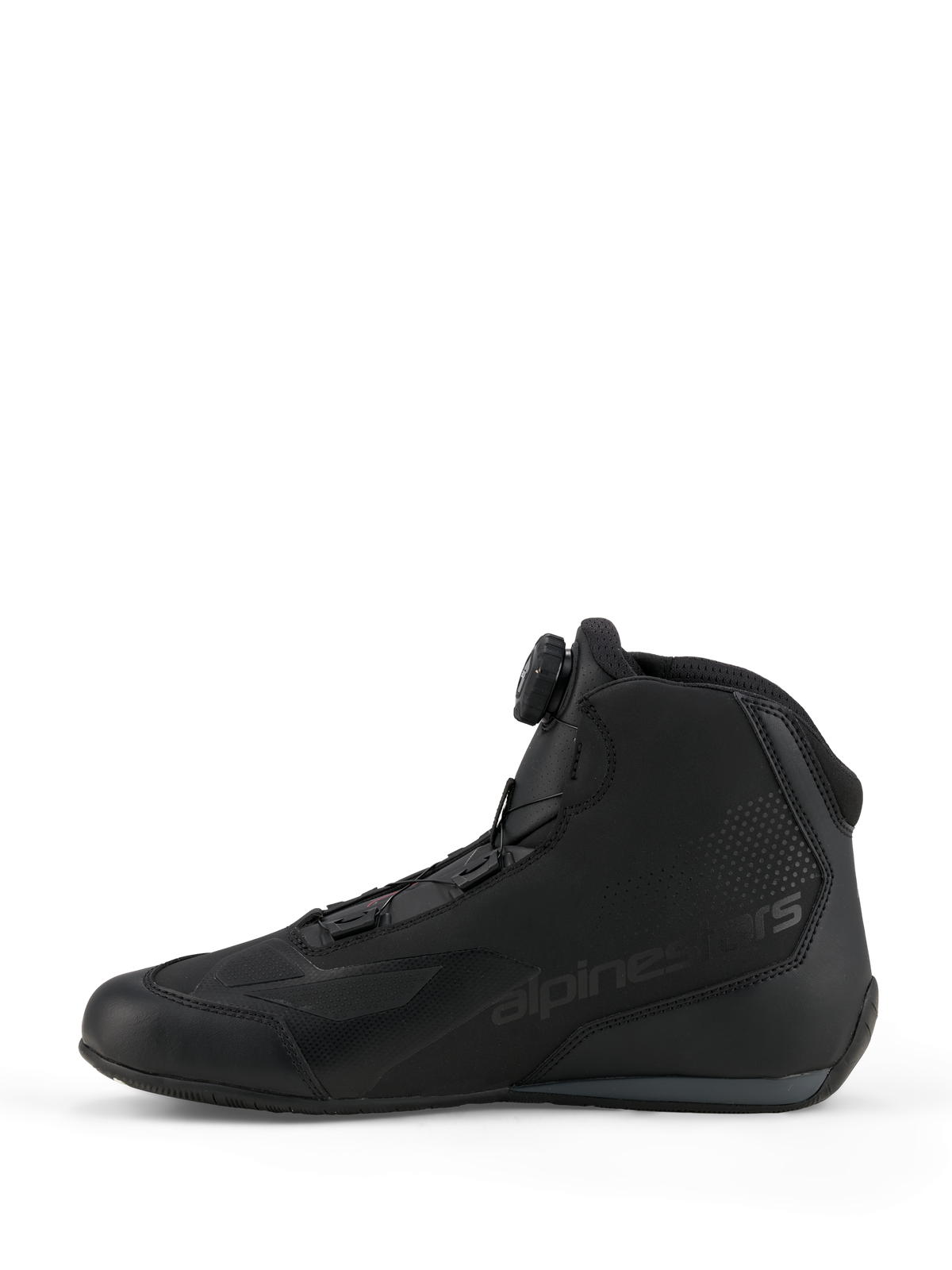 Sapatos Alpinestars Celer, sapatos de condução desportiva e de corrida, preto e cinzento escuro, vista de perfil lateral com o botão do Sistema de Fecho Rotor integrado, construção em microfibra técnica com a marca Alpinestars, design aerodinâmico para performance