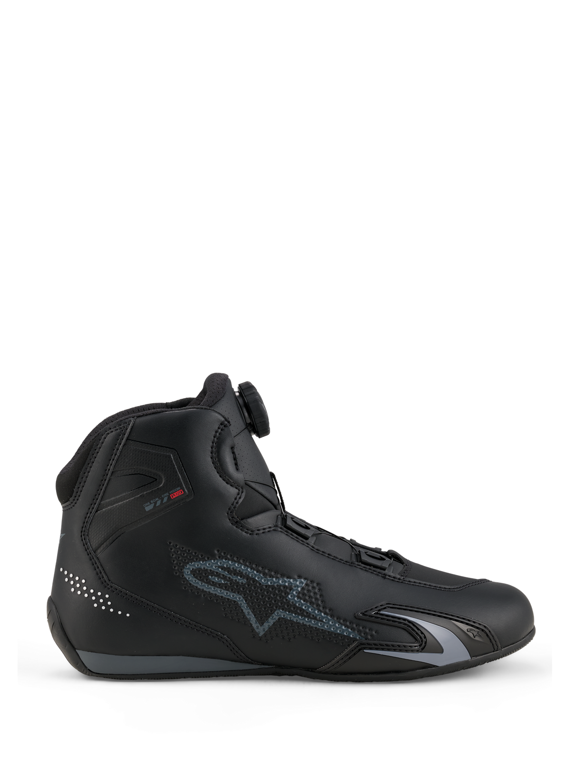 Sapatos Alpinestars Celer, sapatos para motociclismo, pretos e cinzento escuro, vista de perfil lateral a mostrar o seletor do Sistema de Fecho Rotor na língua, parte superior em microfibra técnica com logótipo Alpinestars cinzento, perfil aerodinâmico desportivo e de corrida