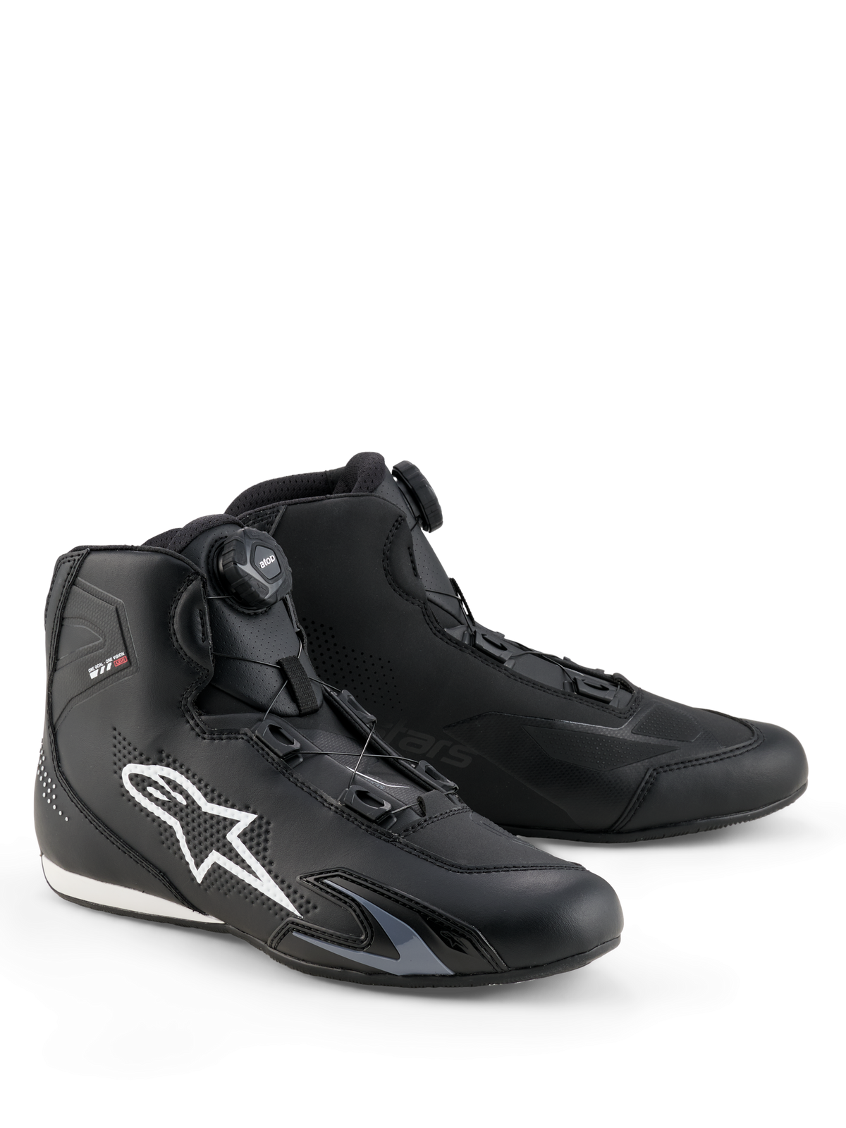 Sapatos Alpinestars Celer, sapatos de condução de moto, pretos e brancos, com o sistema de fecho Rotor, grande logótipo Astar branco na lateral, construção elegante em microfibra técnica para performance desportiva em estrada