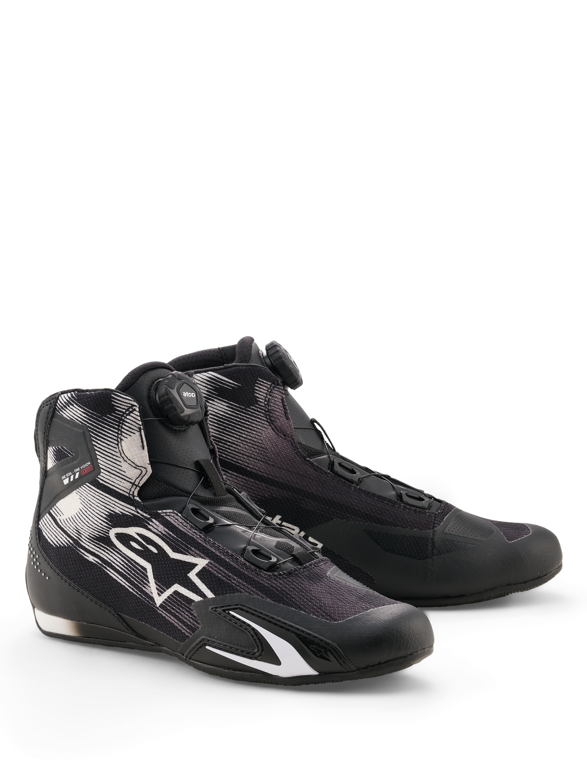 Sapatos Alpinestars Celer Superair, sapatos de condução de motociclos, pretos e brancos, com sistema de fecho Rotor operado por disco na língua, logótipo de estrela branca na parte superior em tecido respirável e design desportivo de perfil baixo