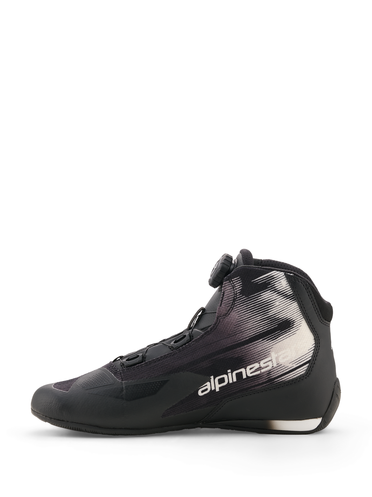 Sapatos Alpinestars Celer Superair, pretos e brancos, sapatos de motociclismo, vista de perfil lateral, com sistema de fecho Rotor, parte superior em tecido com padrões gráficos brancos e logótipo Alpinestars, design desportivo e de lazer
