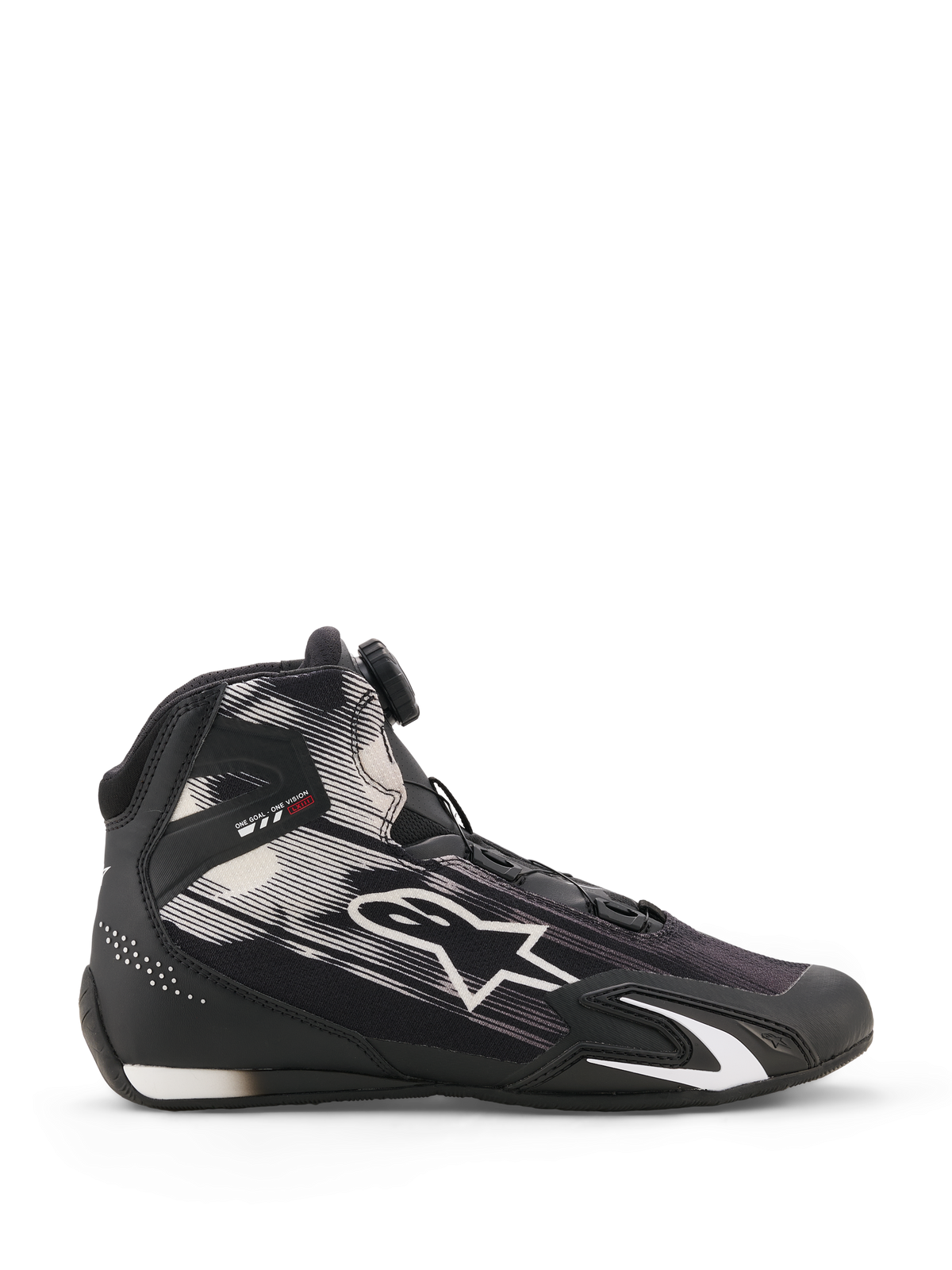 Sapatos Alpinestars Celer Superair, sapatos de motociclismo, pretos e brancos, vista de perfil lateral com padrões gráficos brancos e logótipo Astar grande, Sistema de Fecho Rotor na língua, proteção de tornozelo em TPU com a marcação 'ONE GOAL ONE VISION', parte superior em tecido respirável para desempenho em climas quentes