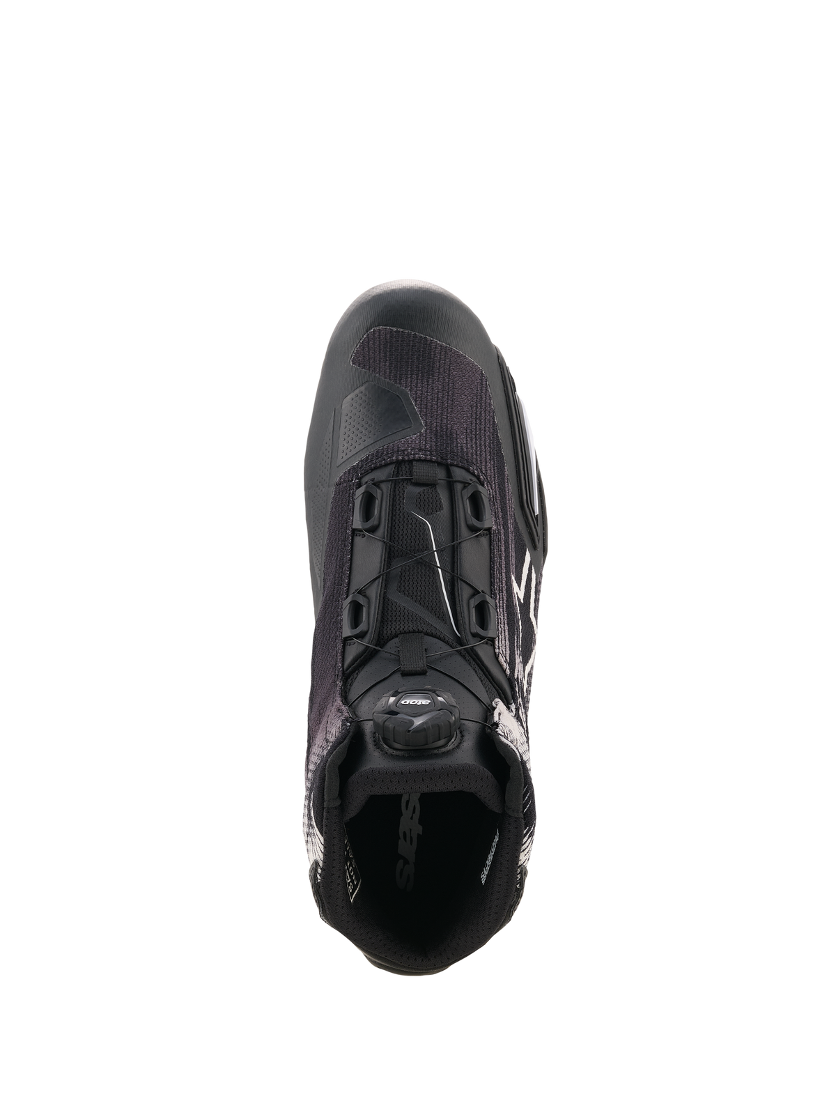 Sapatos Alpinestars Celer Superair, sapato de motociclismo preto e branco visto de uma perspetiva de cima para baixo, com o Sistema de Fecho Rotor integrado, parte superior em tecido respirável e design de inspiração desportiva para desempenho em climas quentes.
