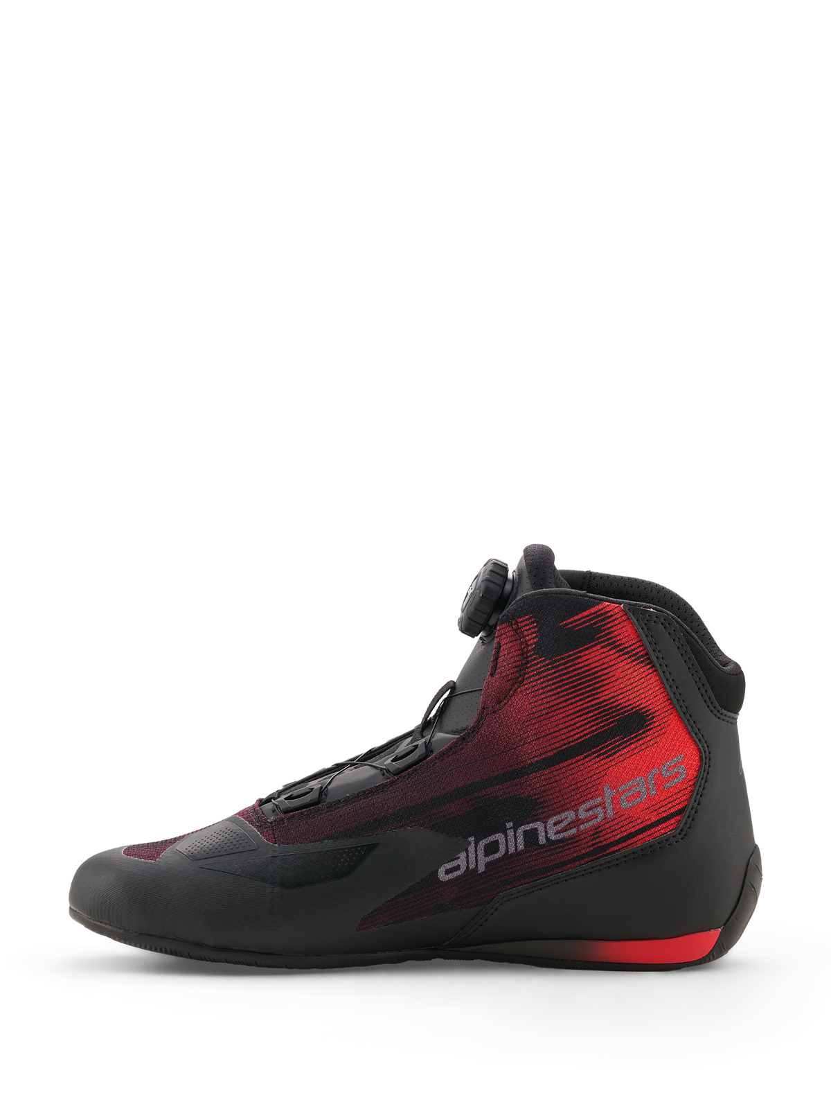 Sapatos Alpinestars Celer Superair, sapatos de motociclismo, pretos e vermelho vivo, vista de perfil lateral mostrando o botão do Sistema de Fecho Rotor da Alpinestars, parte superior em tecido respirável de fluxo de ar e grafismo em gradiente vermelho marcante com o logótipo Alpinestars