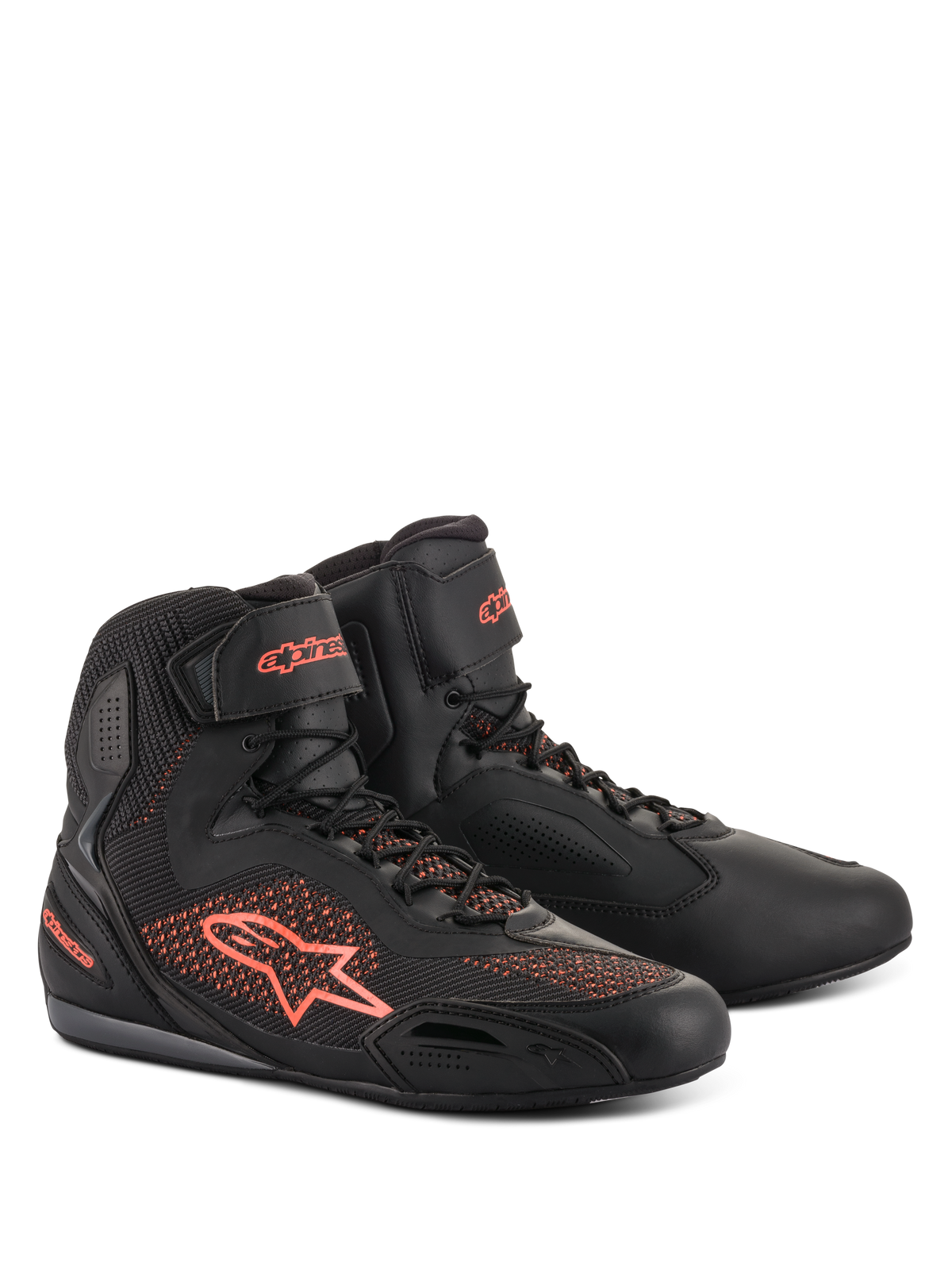 Sapatos Alpinestars Faster-3 Rideknit, sapatos de motociclismo, pretos e vermelho fluorescente, com painéis de malha respirável e construção em microfibra leve, perfil subido com logótipo Alpinestars na lateral e no calcanhar, fecho de atacadores seguro com tira de velcro no tornozelo
