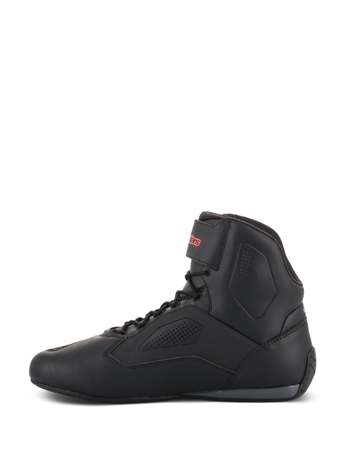 Sapatos Alpinestars Faster-3 Rideknit®, sapatos de motociclismo pretos, vista de perfil lateral, parte superior em microfibra preto mate com painéis perfurados para fluxo de ar, sistema de atacadores com logótipo Alpinestars vermelho na tira do tornozelo, design desportivo para condução em estrada