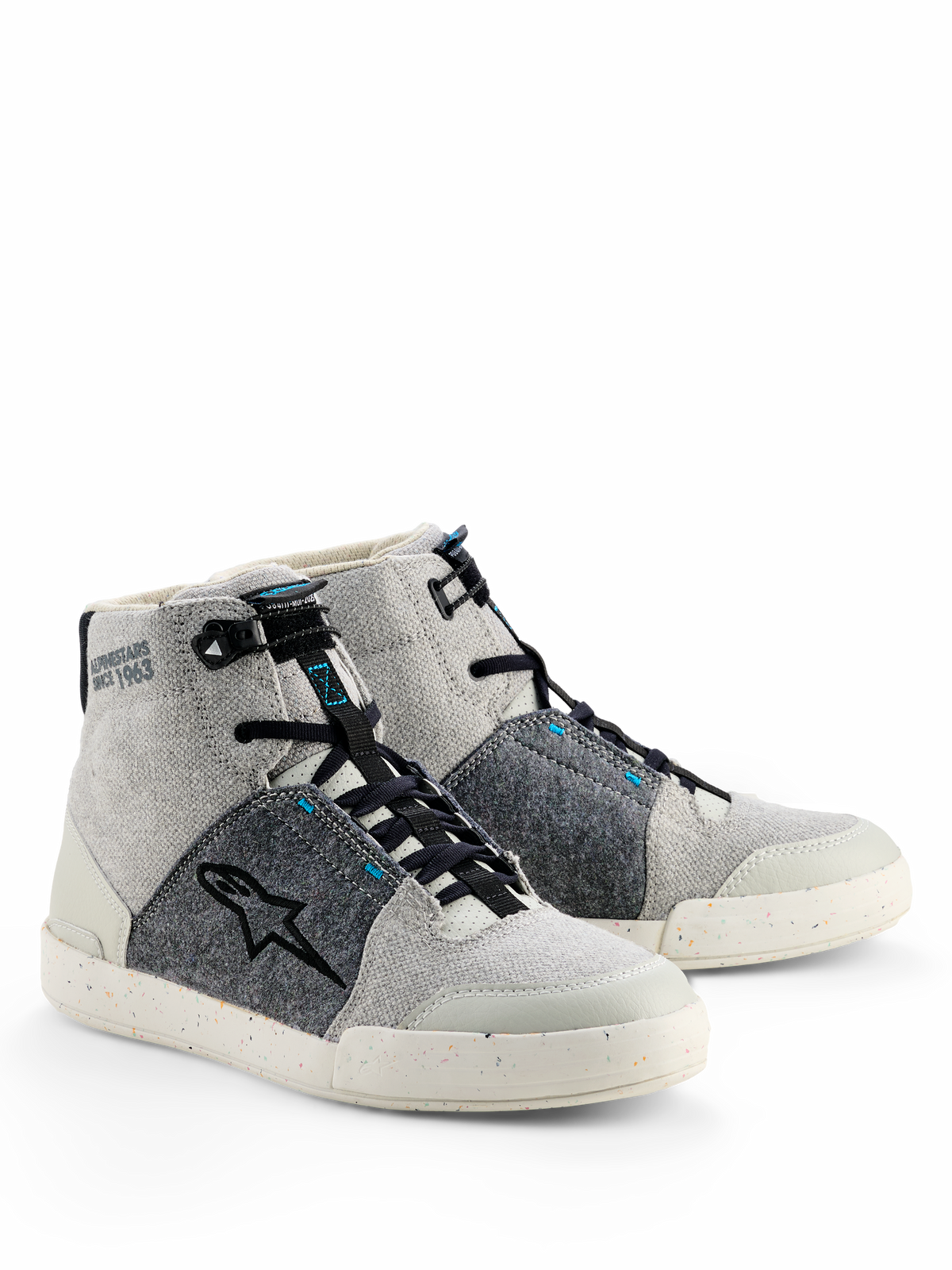 Sapatos de Condução Alpinestars Circal, calçado urbano para motociclista, cinzento, preto e azul methyl, estilo sapatilha de cano alto com lona cinzenta clara e painéis de feltro reciclado cinzento escuro, logótipo de estrela preto e sola de borracha salpicada.