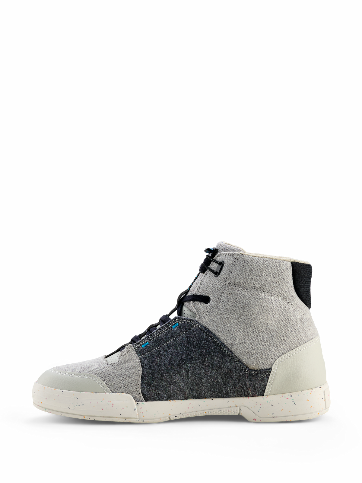 Sapatos de Condução Alpinestars Circal, calçado urbano para motociclistas, cinzento, preto e azul methyl, perfil lateral em lona e feltro reciclado, sola off-white salpicada, estilo casual de cano alto para condução urbana