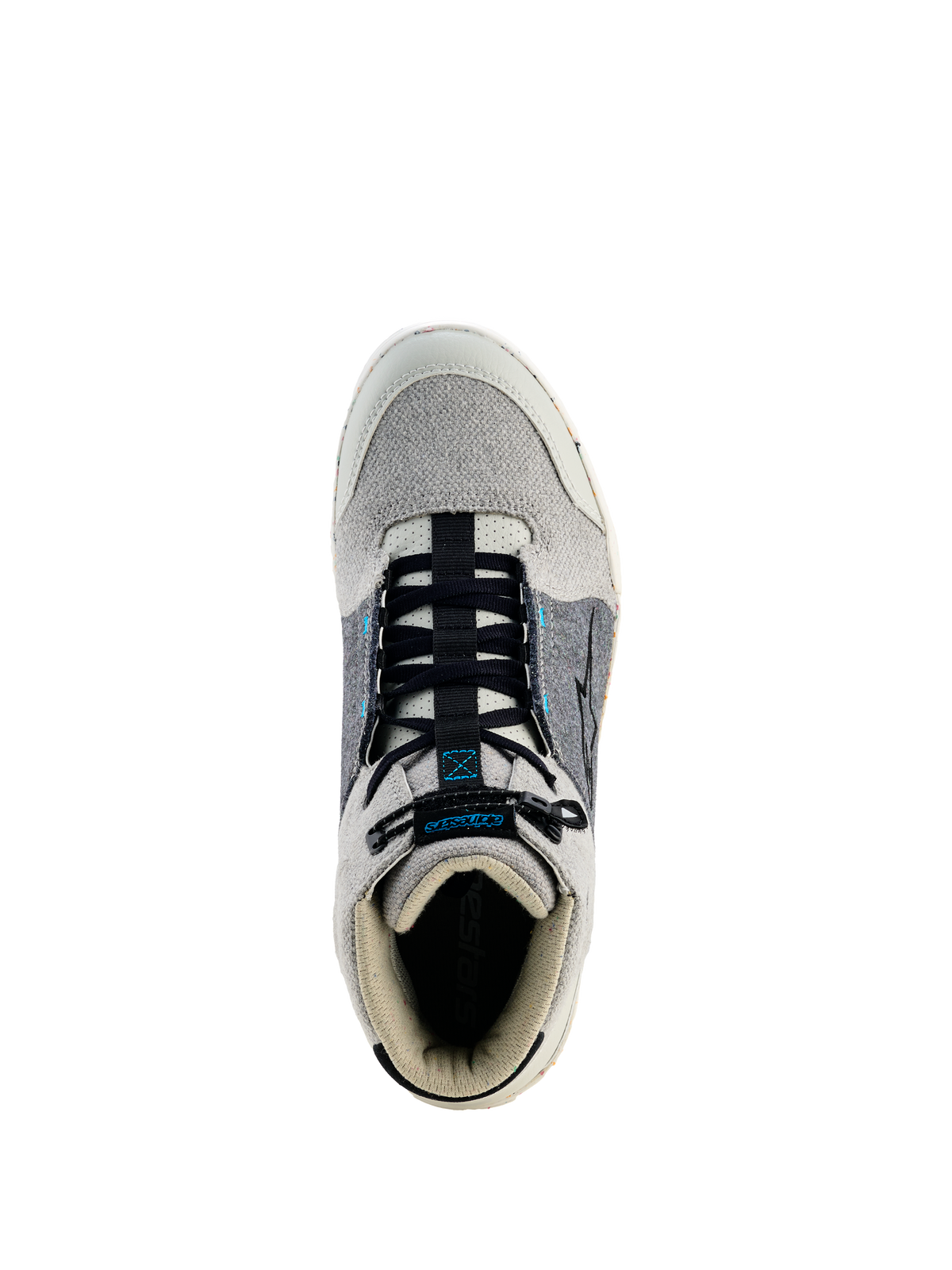 Sapatos de Condução Alpinestars Circal, sapatos de motociclismo urbanos, cinzento, preto e azul Methyl, vista superior mostrando atacadores elásticos pretos, biqueira e colarinho em lona cinzento claro, painéis laterais em cinzento escuro com detalhes em azul, calçado de condução urbano protetor e sustentável