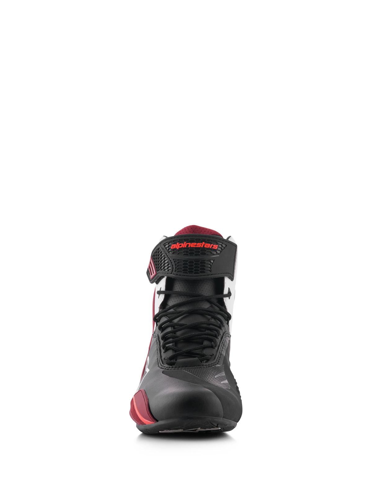 Sapatos Alpinestars Faster-4, Preto, Branco e Vermelho Escuro, vista frontal de calçado para motociclismo, com parte superior em microfibra preta e detalhes em vermelho, fecho com atacadores e correia de velcro no tornozelo com o logótipo Alpinestars a vermelho