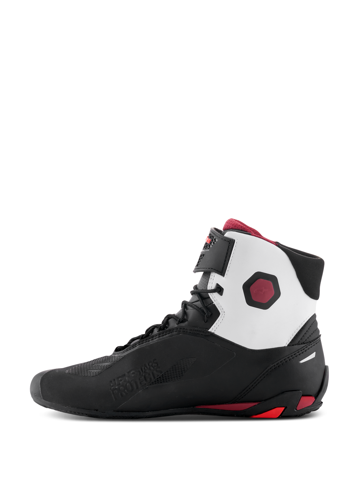 Alpinestars Faster-4 Shoes, sapatos de motociclismo, preto, branco e vermelho escuro, vista de perfil medial com painéis brancos no colarinho superior, estrutura em microfibra preta e detalhes em vermelho escuro no calcanhar e tornozelo