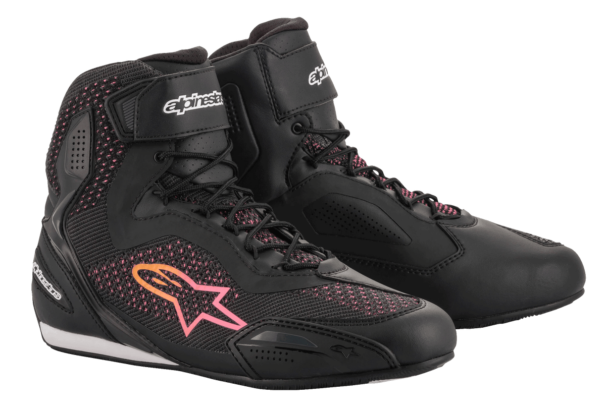 Sapatos Stella Faster-3 Rideknit® da Alpinestars para mulher, pretos com detalhes em amarelo e cor-de-rosa, sapatos de motociclismo com construção tricotada respirável, fecho de atacadores com tira de velcro no tornozelo e painéis de proteção reforçados.