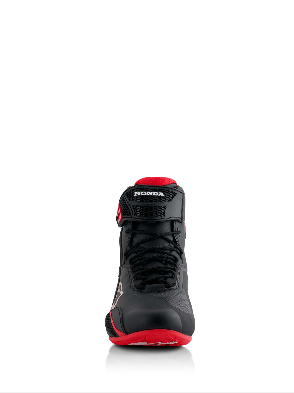 Sapatos Alpinestars Honda Faster-4, pretos e vermelhos, vista frontal, com construção em microfibra sem costuras, fecho com atacadores e correia de tornozelo ajustável com a marca Honda