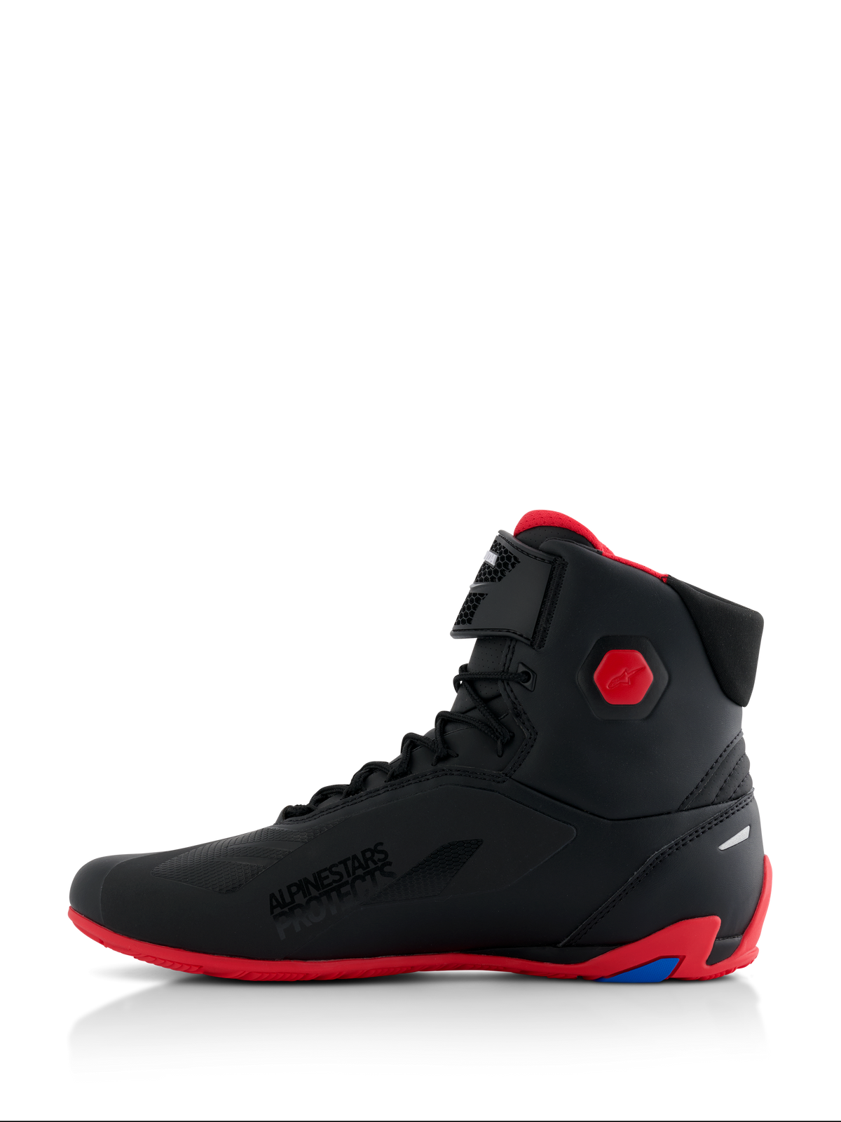 Sapatos Alpinestars Honda Faster-4, sapatos de motociclismo, pretos e vermelhos, vista de perfil lateral, com sola vermelha vibrante e protetor de tornozelo hexagonal, estilo sapatilha de cano alto com fecho de atacadores e tira de velcro, marca 'Alpinestars Protects', calçado de performance para condução em estrada