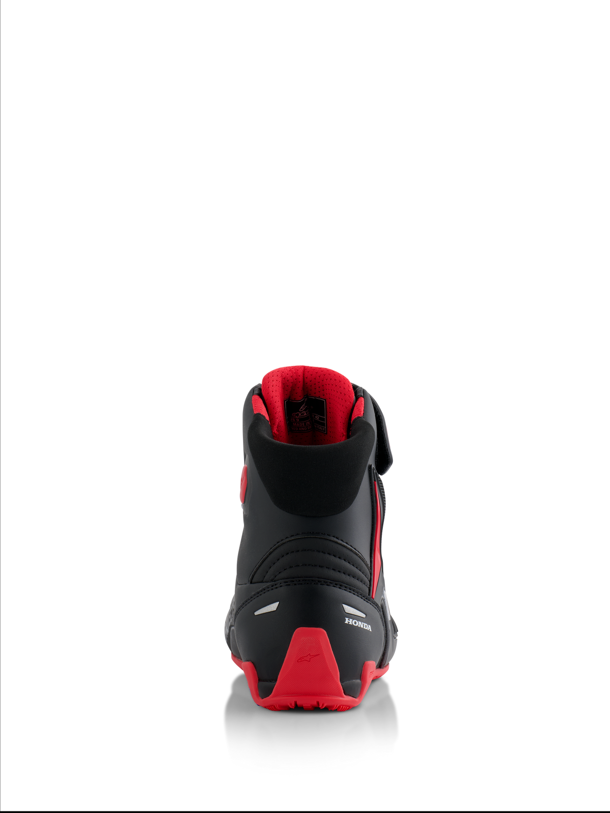 Sapatos Alpinestars Honda Faster-4, sapatos de motociclismo, pretos e vermelhos, vista traseira mostrando a marca Honda branca e o contraforte do calcanhar em TPU vermelho, colarinho acolchoado com forro de malha vermelha, detalhes refletores para segurança