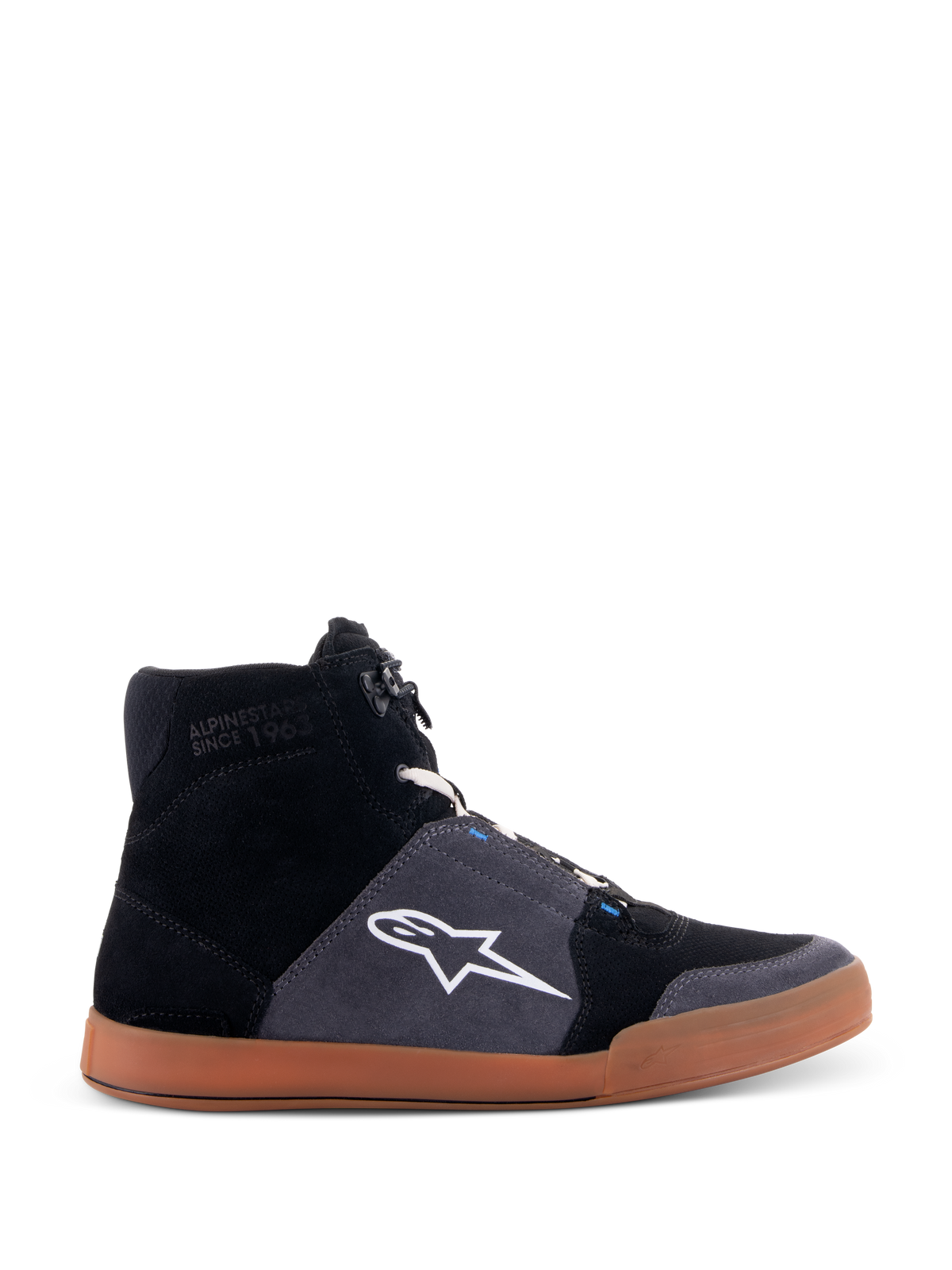 Sapatos Alpinestars Chrome, sapatilhas de cano alto para motociclismo, parte superior em camurça preta e cinzento asfalto, sola castanha, logótipo de estrela branco na lateral, atacadores brancos, estilo urbano casual com características de proteção integradas