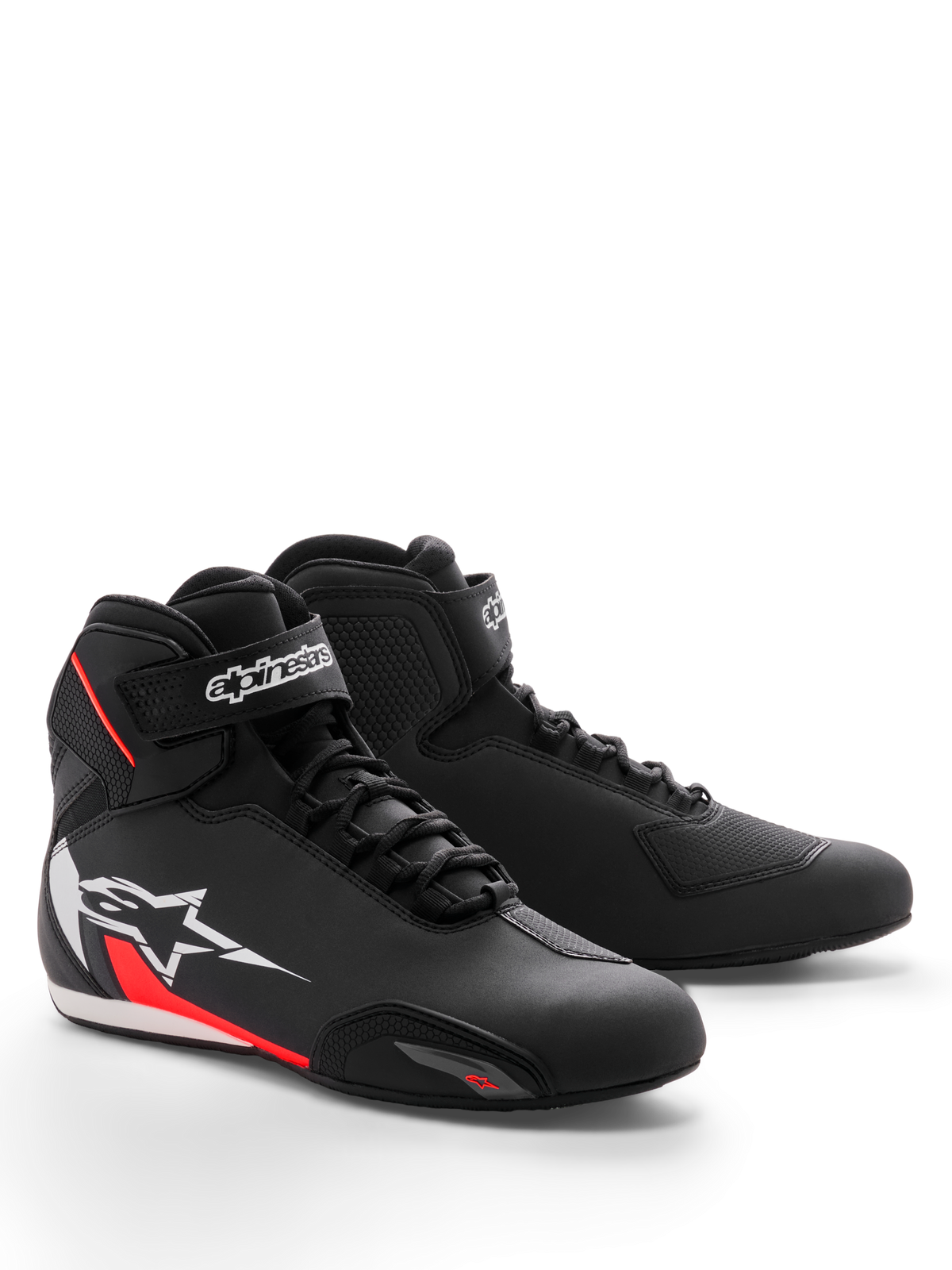 Alpinestars Sektor Shoe, sapatos de motociclismo, preto, branco e vermelho fluo, com um chassis elegante em microfibra, sistema de atacadores rápidos com tira de gancho e laço no tornozelo, e um grande logótipo de estrela branco com detalhes vermelhos na lateral
