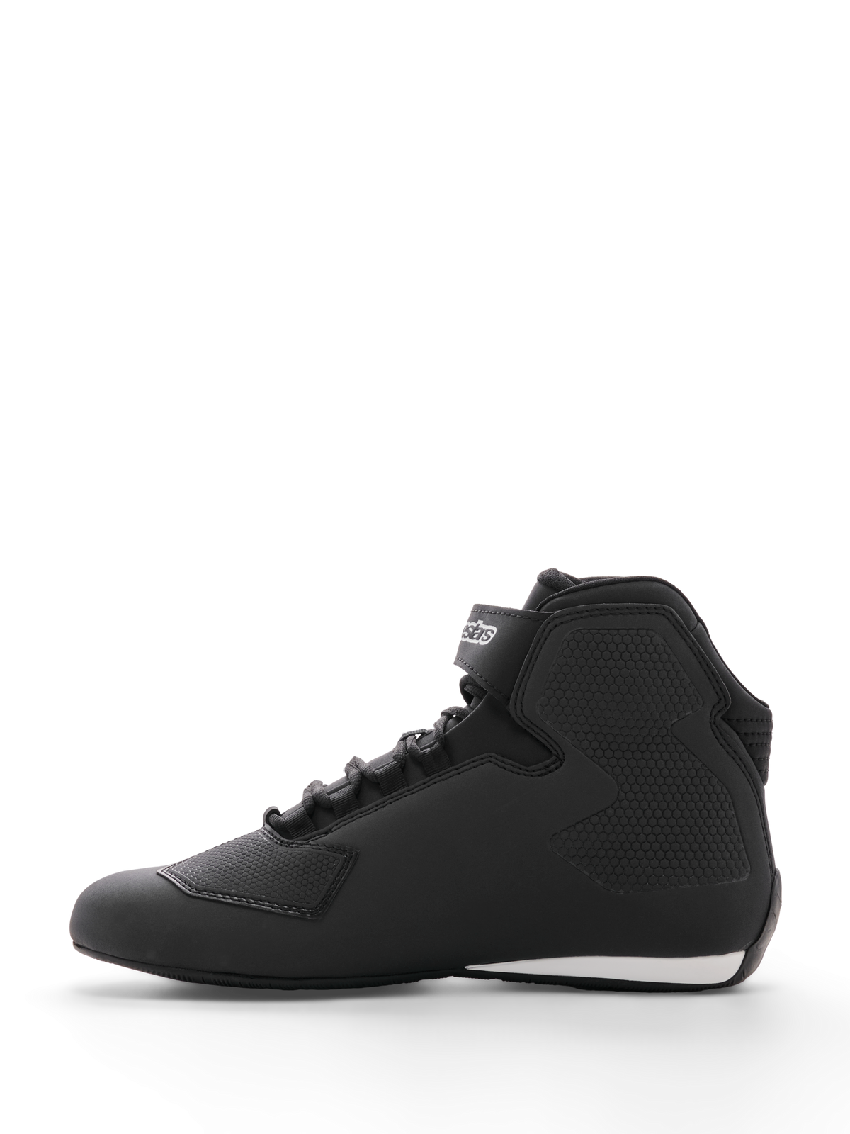 Sapato Alpinestars Sektor, sapato de motociclismo, preto, vista de perfil lateral, com parte superior em microfibra, painéis no tornozelo com textura em favo de mel, sistema de atacadores rápidos, tira no tornozelo com logótipo e um detalhe branco no calcanhar, concebido para condução em estrada e desportiva
