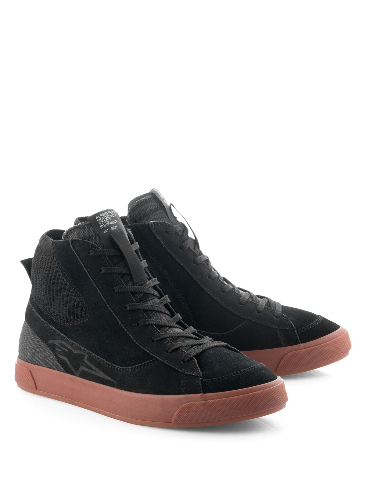 Alpinestars Stated Shoes, sapatos de motociclismo urbanos, pretos e castanhos, silhueta de cano alto com parte superior em camurça preta e lona, sola de borracha vulcanizada castanha, design retro inspirado no skate para uso urbano e em estrada