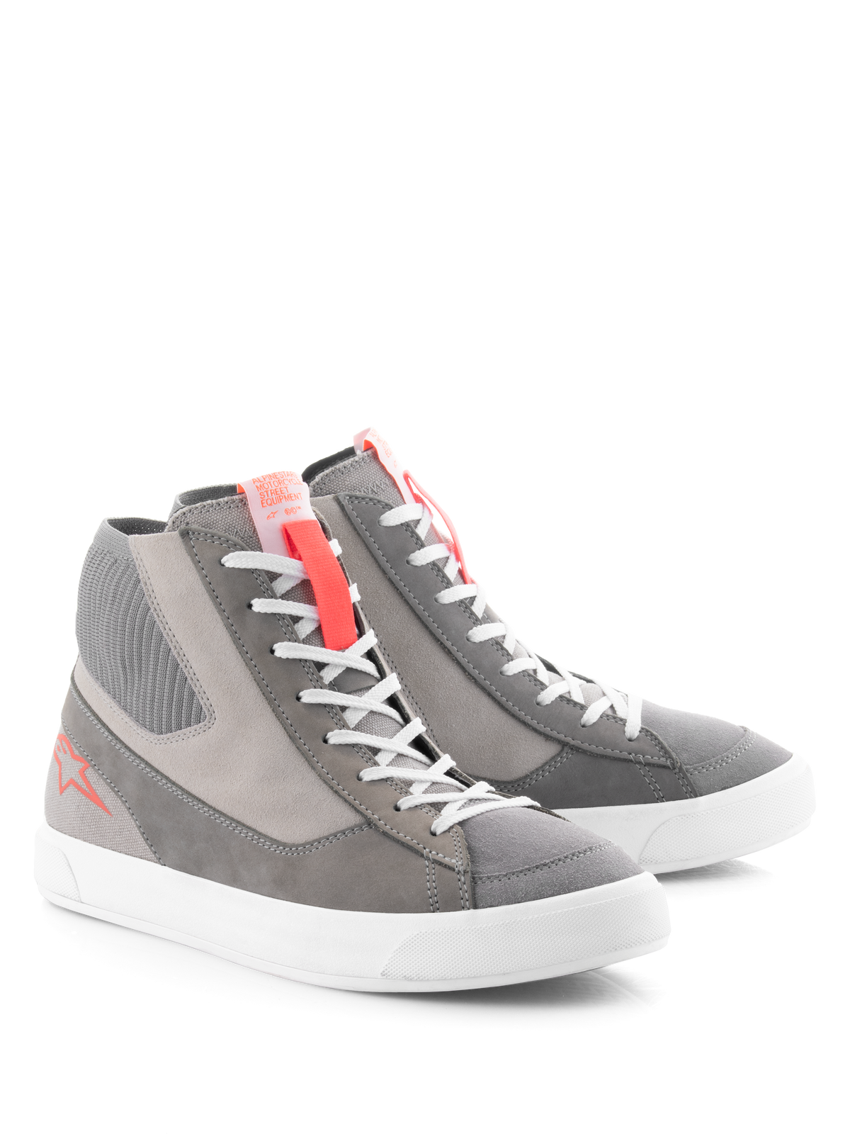 Alpinestars Stated Shoes, sapatos de motociclismo urbanos, Cinza Claro Vermelho Fluo Branco, design de sapatilha de rua retro com sola vulcanizada branca, painéis em camurça e lona, com detalhes em vermelho fluo na língua e no logótipo lateral