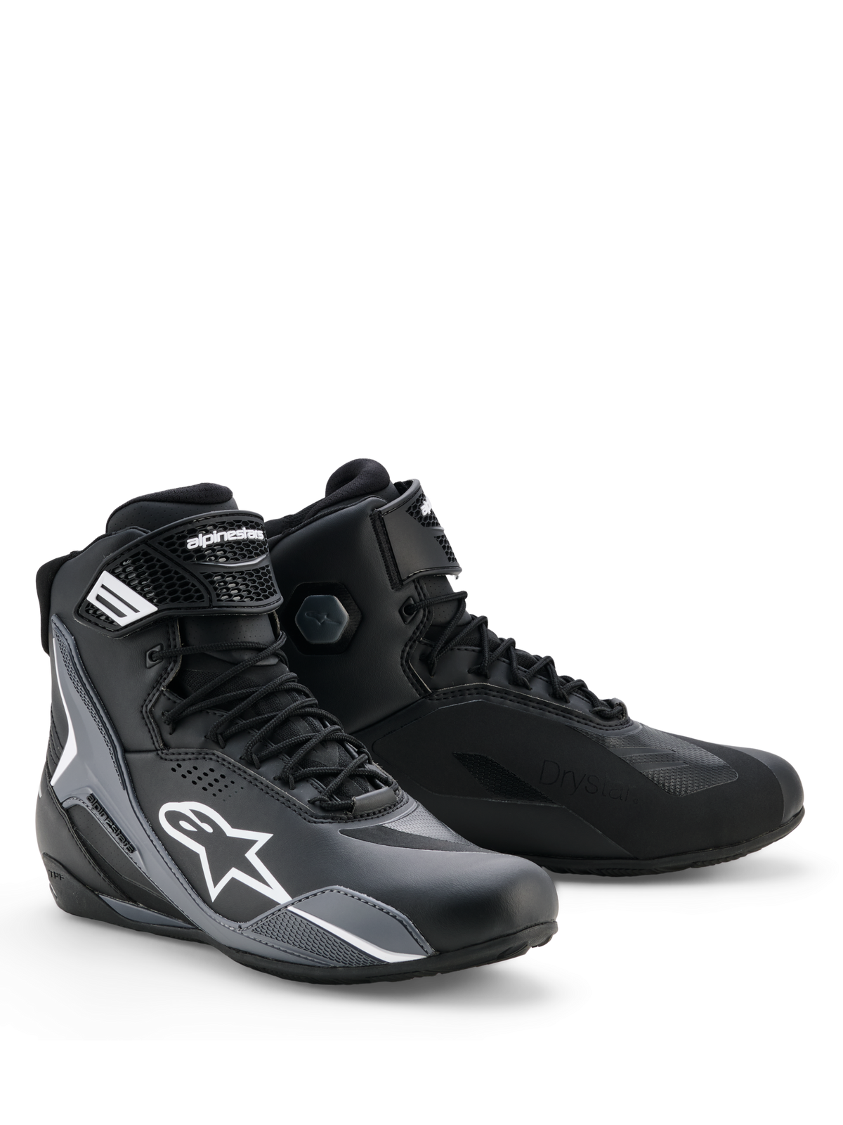 Sapatos Alpinestars Faster-4 Drystar®, sapatos de motociclismo, preto, cinzento e branco, design elegante com logótipo Astars branco, fecho com atacadores e tira de gancho e laço no tornozelo, tecnologia Drystar® impermeável e painéis reforçados para proteção em condução desportiva.