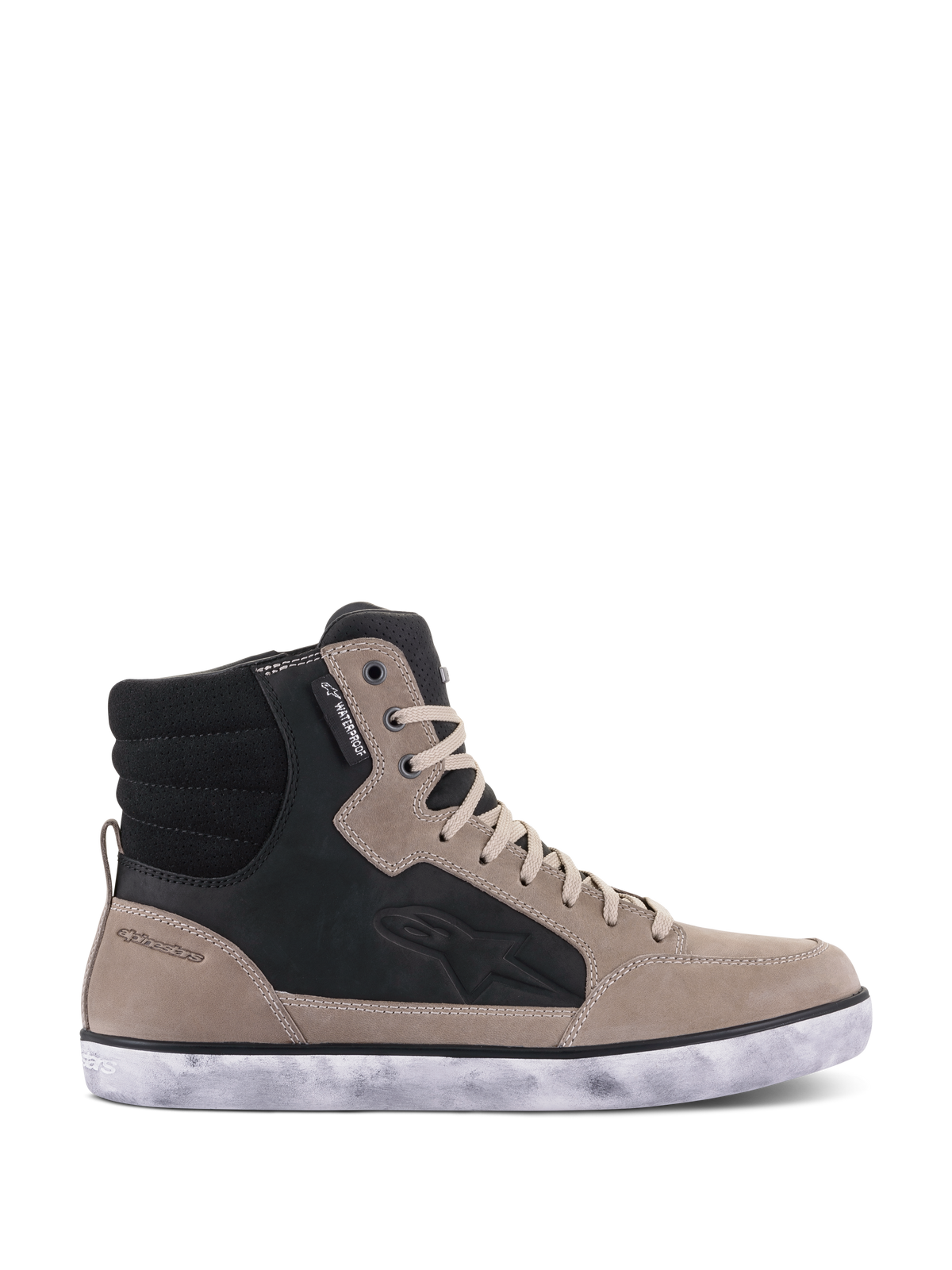 Sapato Alpinestars J-6 Waterproof, sapato de motociclismo, Preto Flint Branco, design de cano alto estilo ténis em pele com sola de borracha branca de aspeto desgastado, com logótipo Astar lateral e etiqueta de impermeabilidade