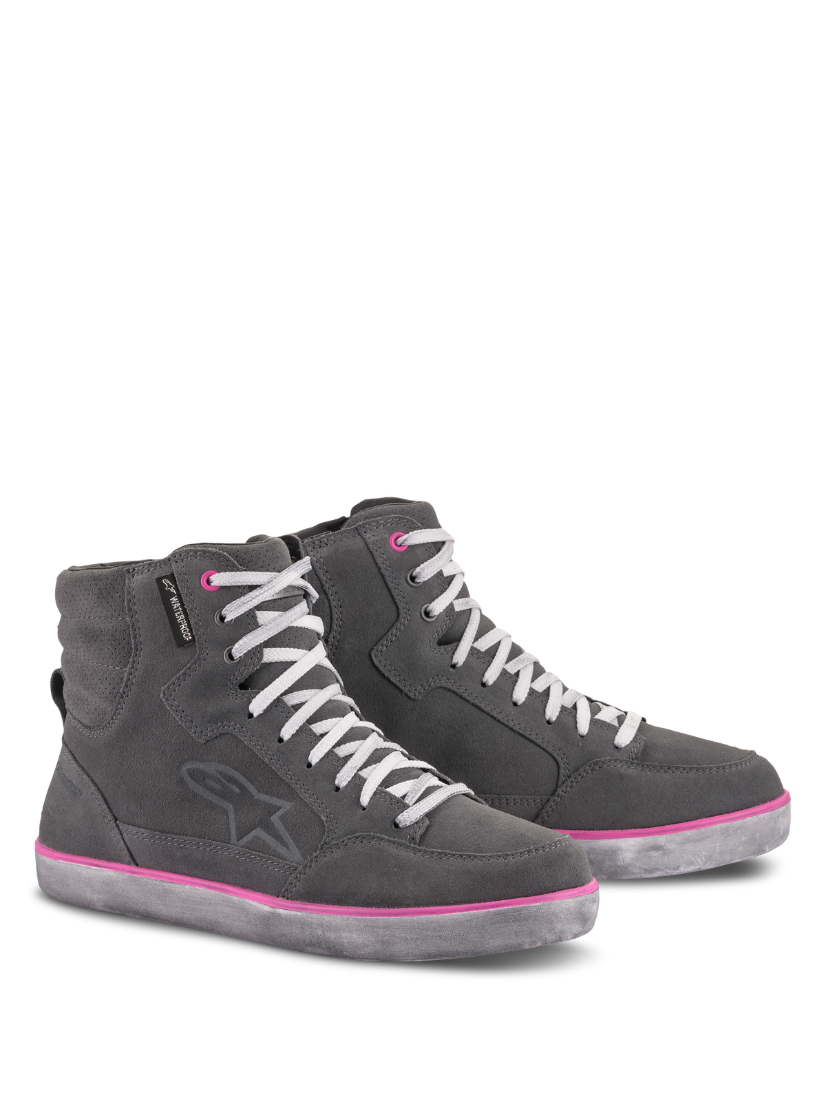 Sapatos Alpinestars J-6 Waterproof para Mulher, sapatos de condução, cinzento claro com detalhes fúcsia, design estilo sapatilha de cano alto, parte superior em camurça e pele, atacadores brancos, contorno rosa na sola e ilhós, equipamento urbano de motociclismo