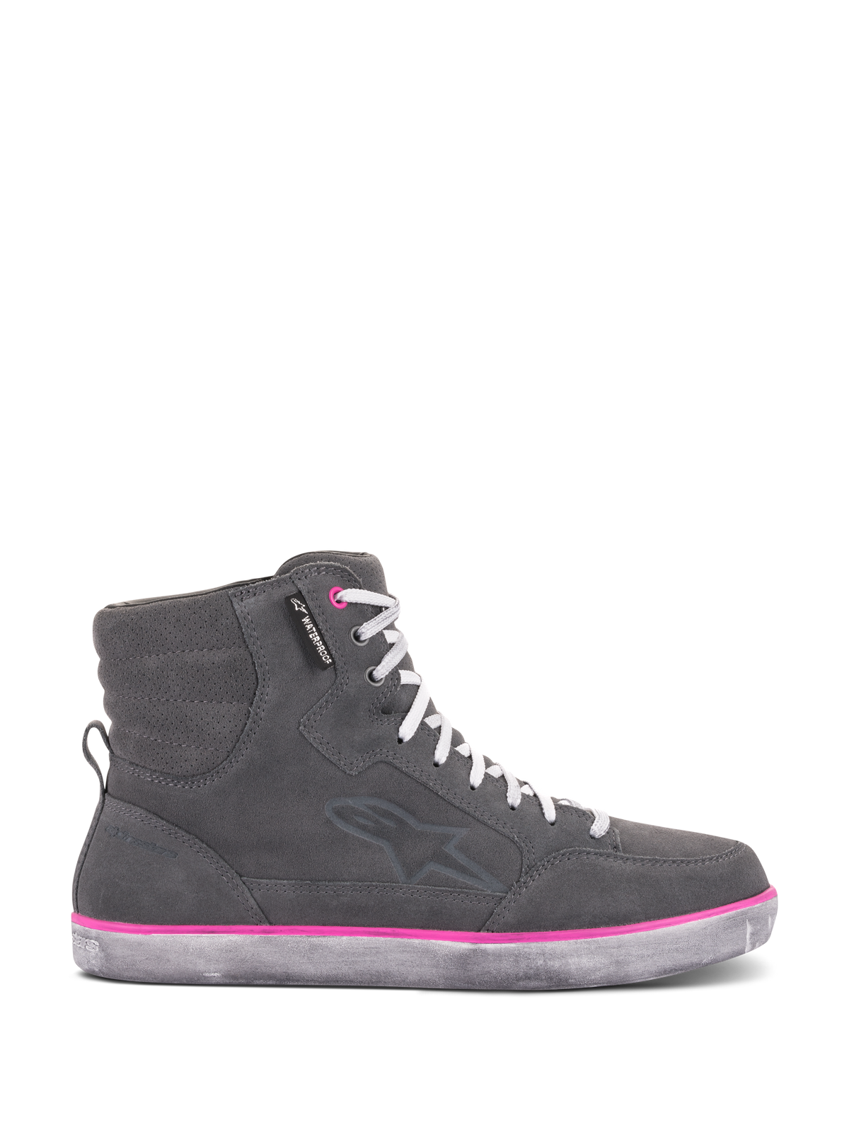 Alpinestars Sapatos J-6 Waterproof Femininos, sapatos de condução, cinzentos e fúcsia, design de sapatilha de cano alto com parte superior em camurça cinzenta, atacadores brancos e uma linha de detalhe cor-de-rosa vibrante acima da sola de borracha com efeito desgastado.