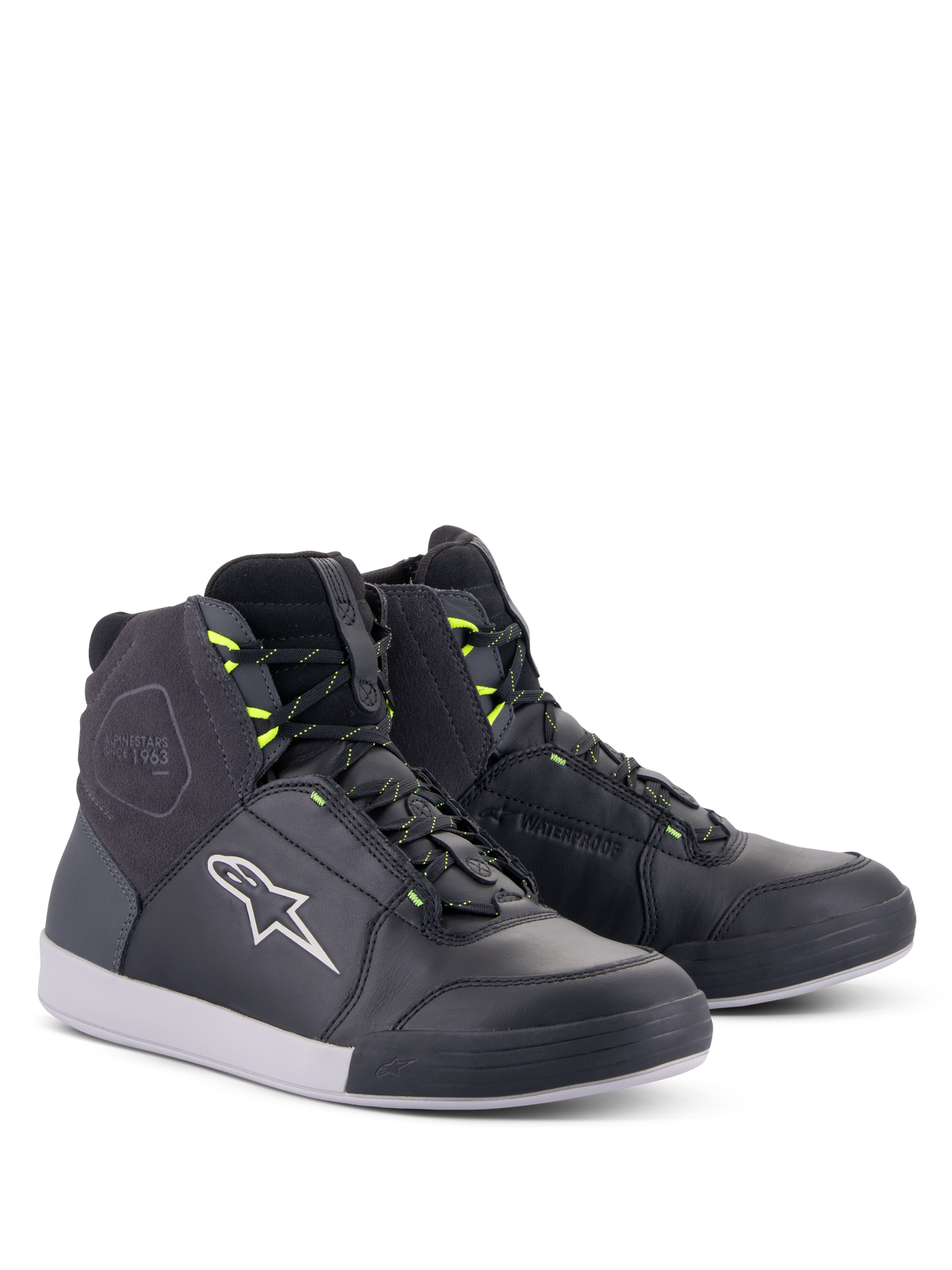 Sapatos Alpinestars Chrome Drystar®, sapatos de condução urbana, preto, cinzento escuro e amarelo fluo, silhueta de cano alto em pele premium e camurça, com logótipo Alpinestars branco e passadores de atacadores em amarelo néon, calçado de proteção de estilo urbano casual